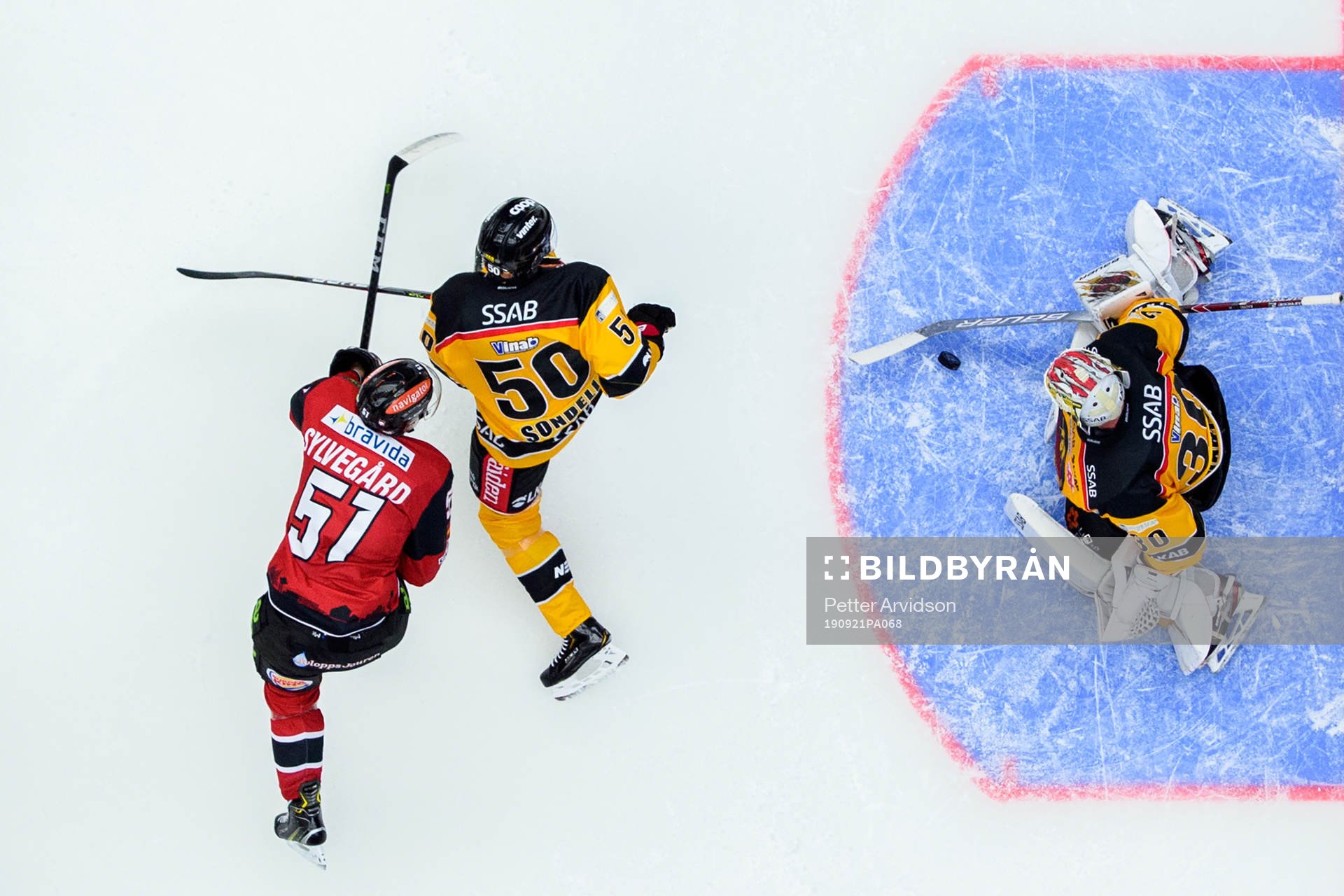 Malmö Redhawks Emil Sylvegård oroar mot Luleås Daniel