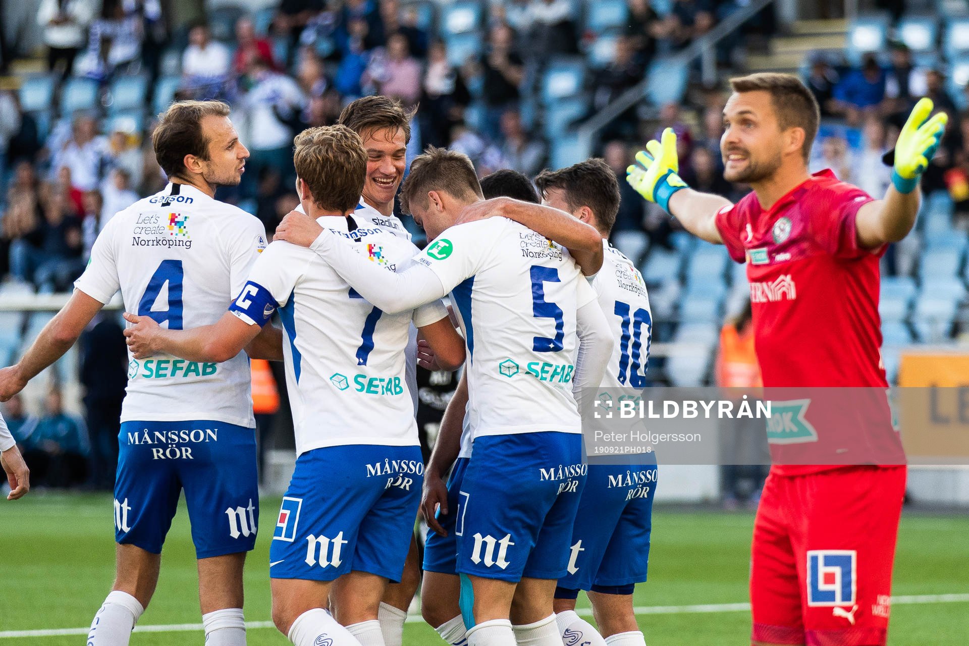IFK Norrköpings Christoffer Nyman jublar med lagkamrater efter 3-0 och Örebros målvakt Oscar Jansson reagerar under fotbollsmatchen i Allsvenskan mellan IFK Norrköping och Örebro den 21 september 2019 i Norrköping.