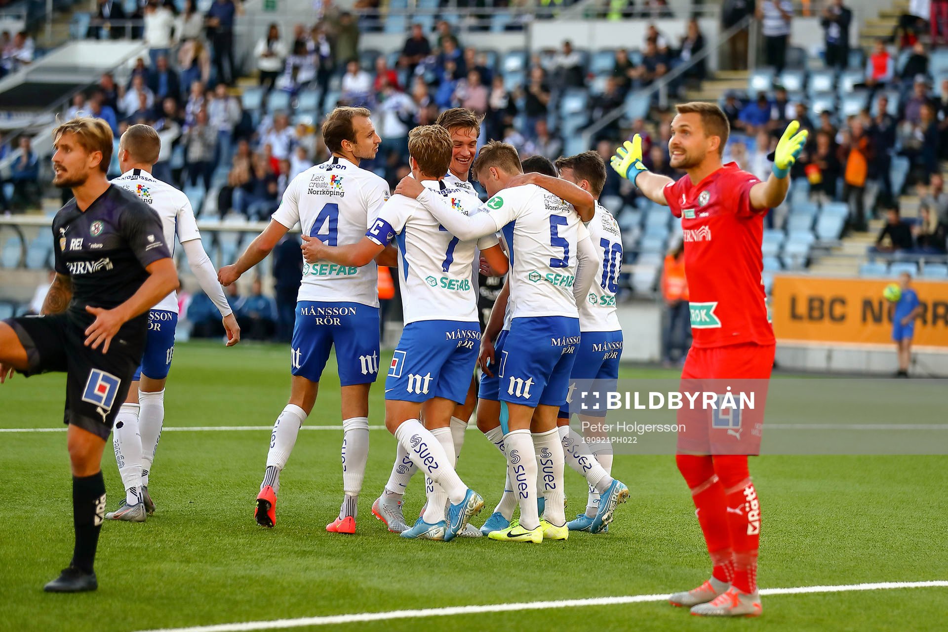 IFK Norrköpings spelare jublar efter mål 3-0 av Christoffer Nyman medan Örebros målvakt Oscar Jansson reagerar på domslutet under fotbollsmatchen i Allsvenskan mellan IFK Norrköping och Örebro den 21 september 2019 i Norrköping.