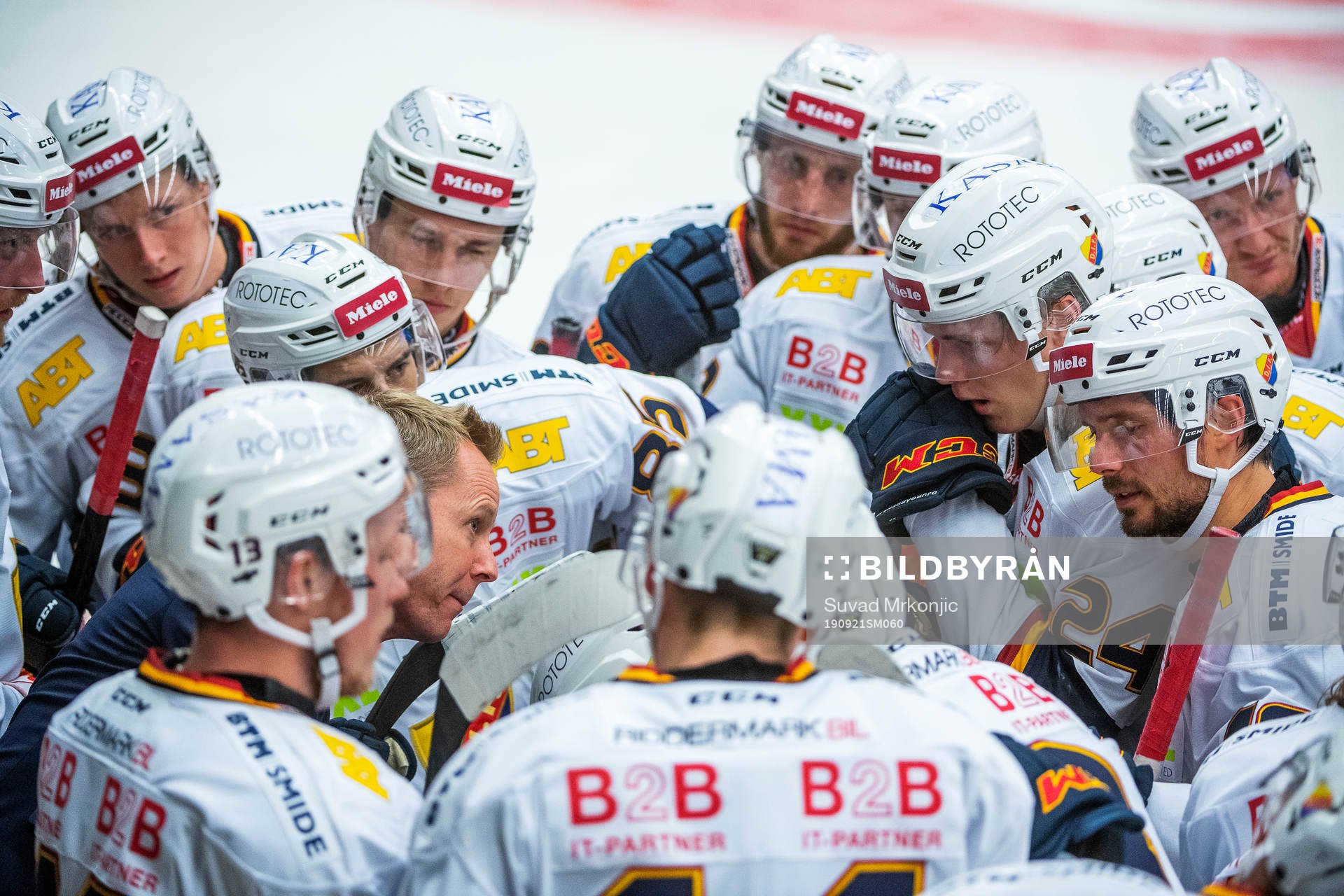 Djurgårdens tränare Robert Ohlsson med spelarna