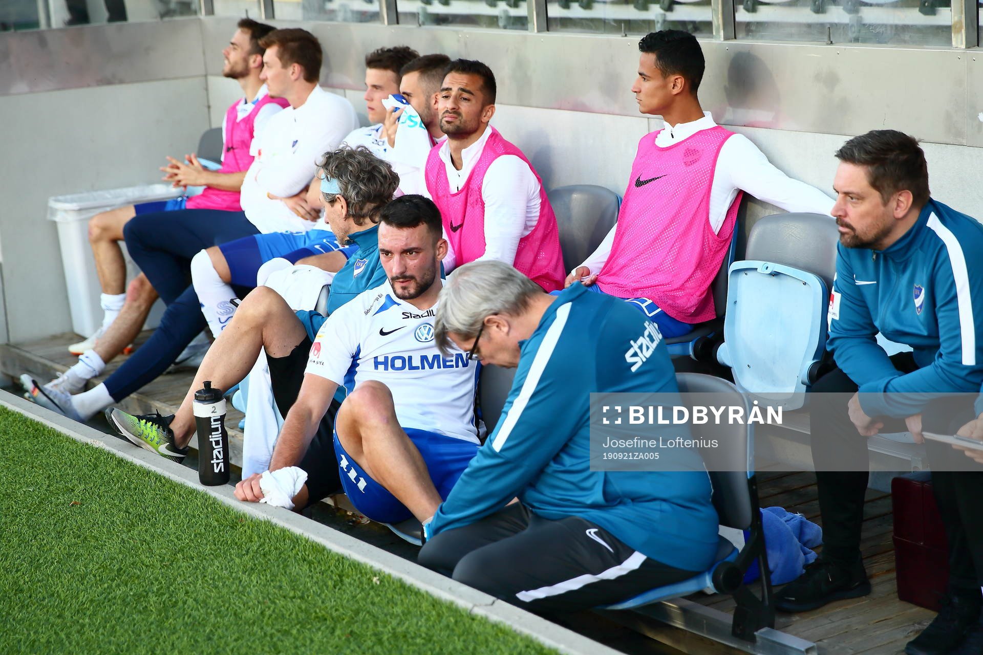 IFK Norrköpings Sead Haksabanovic får sin fot lindad av