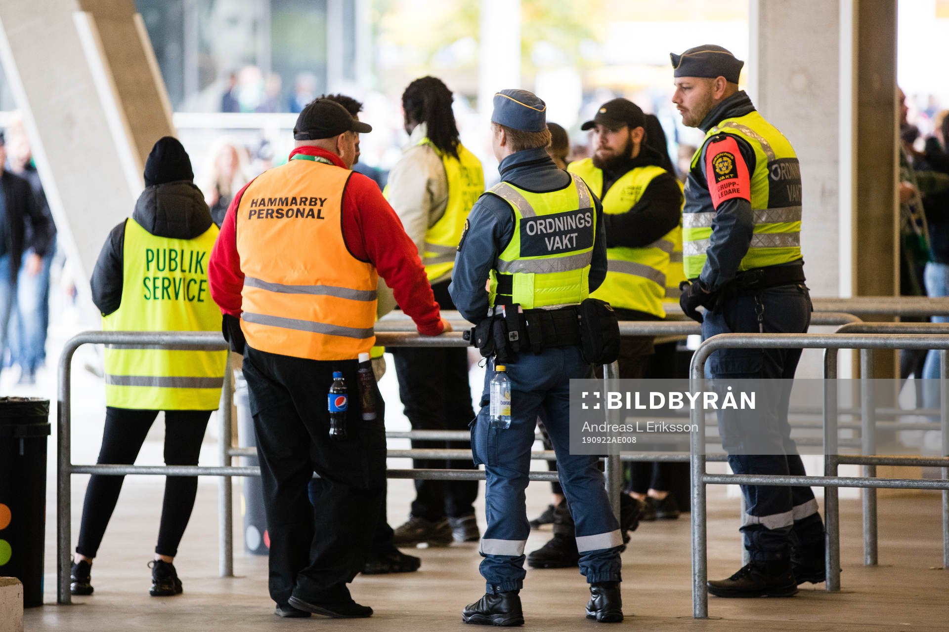 Ordningsvakter utanför arenan