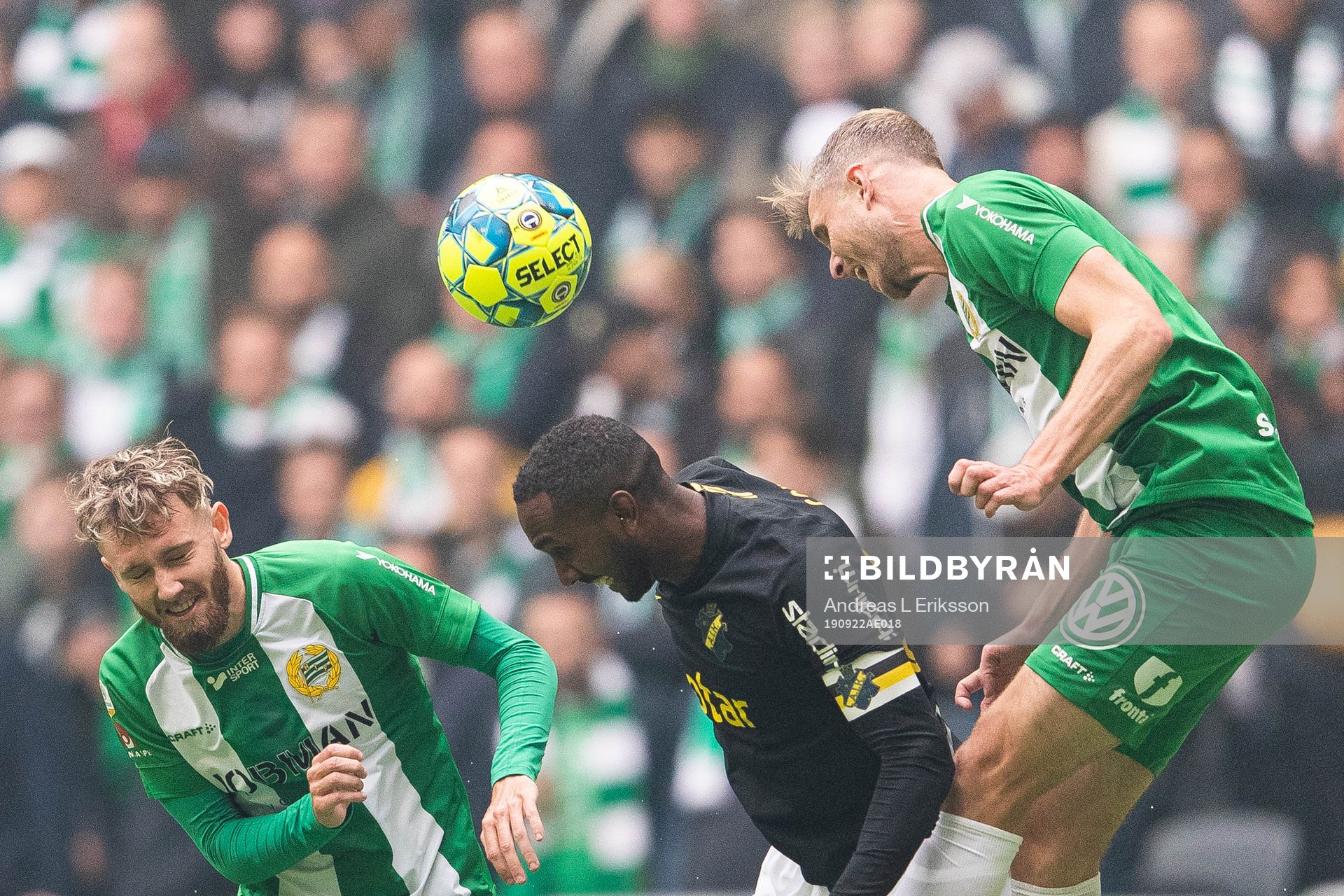 Hammarbys Simon Sandberg och Richard Magyar i nickduell med