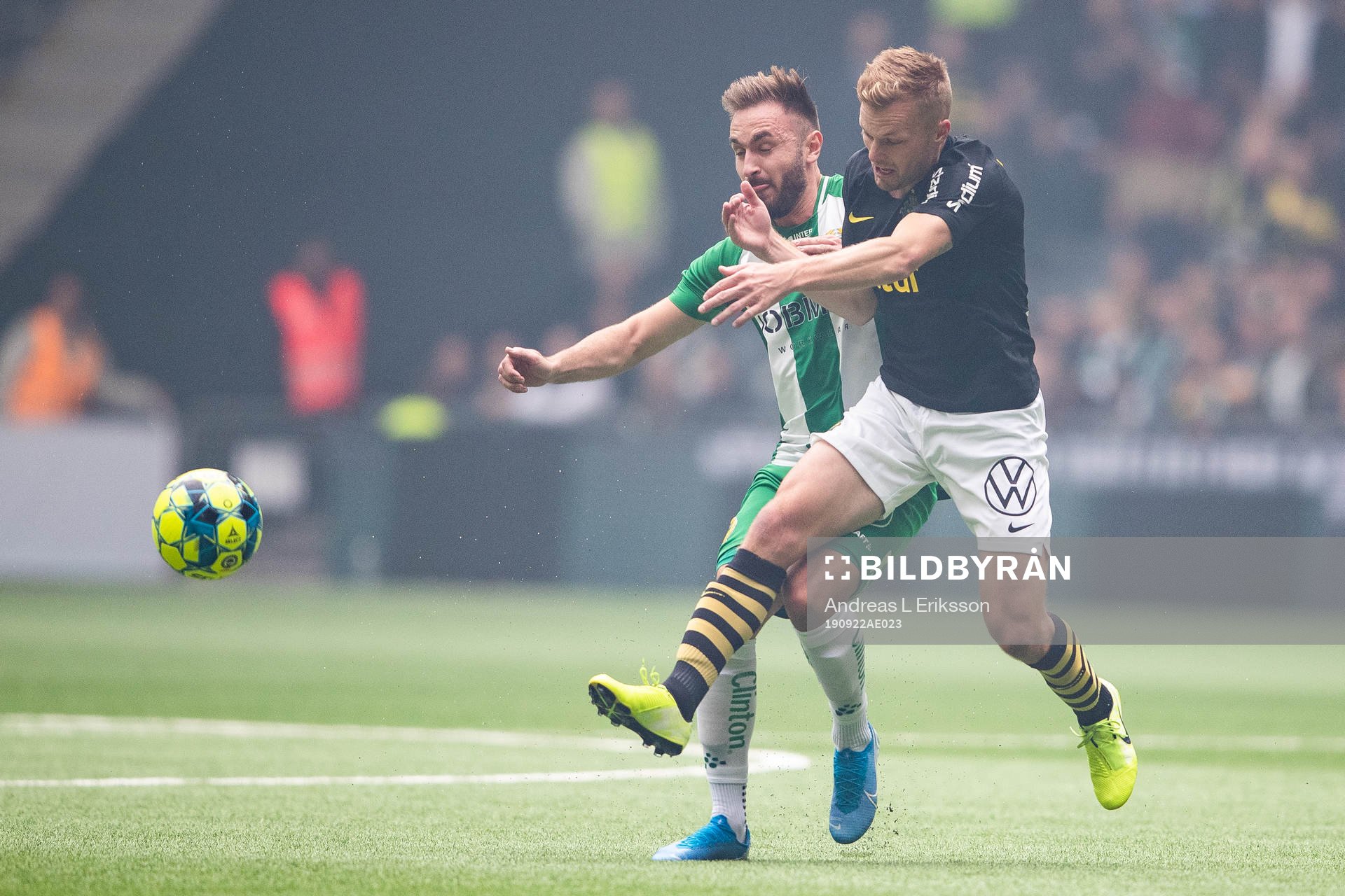 Hammarbys Muamer Tankovic i kamp om bollen med AIK:s Sebastian Larsson under fotbollsmatchen i Allsvenskan mellan Hammarby och AIK den 22 september 2019 i Stockholm.