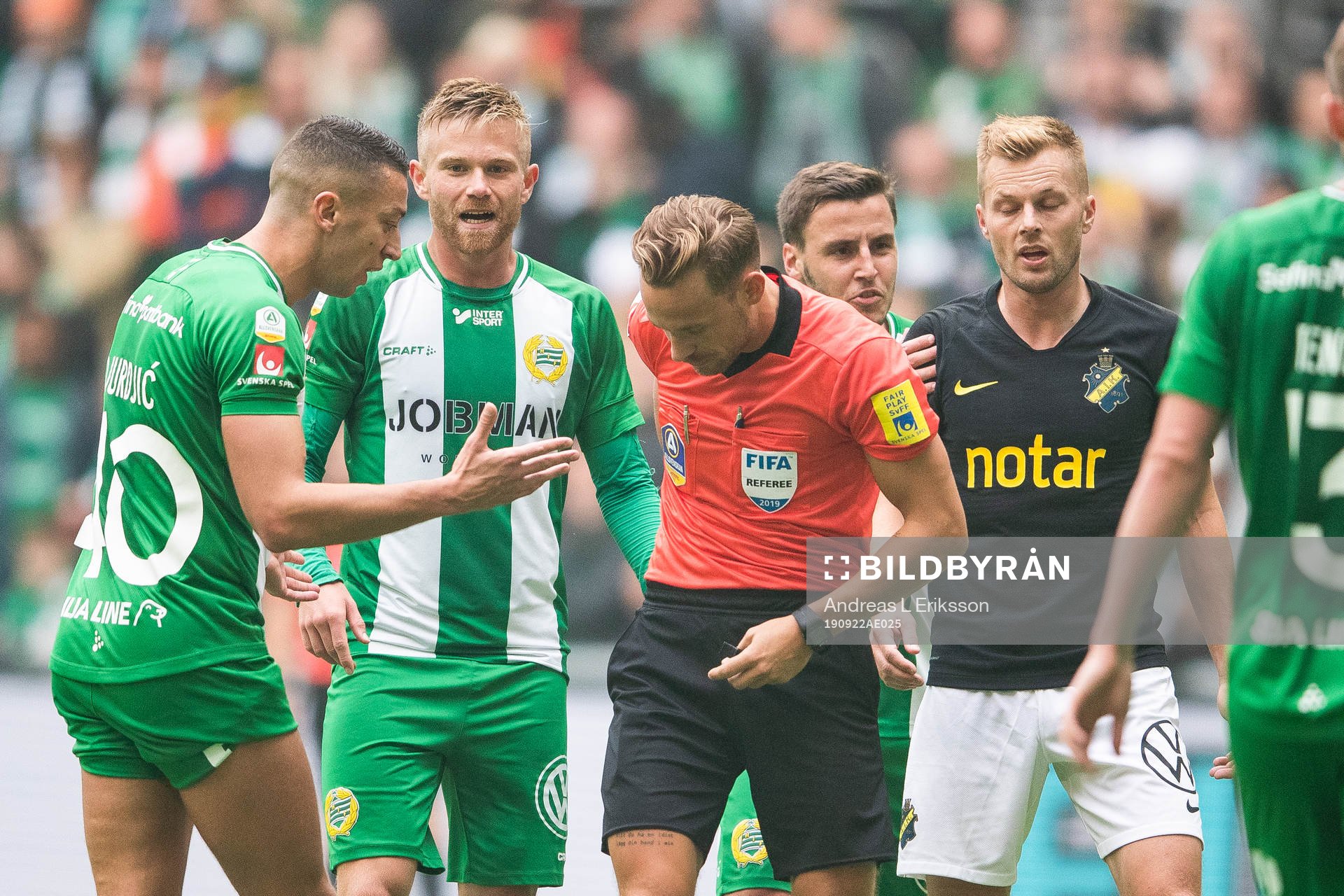 Hammarbys Nikola Djurdjic reagerar mot domare Kristoffer