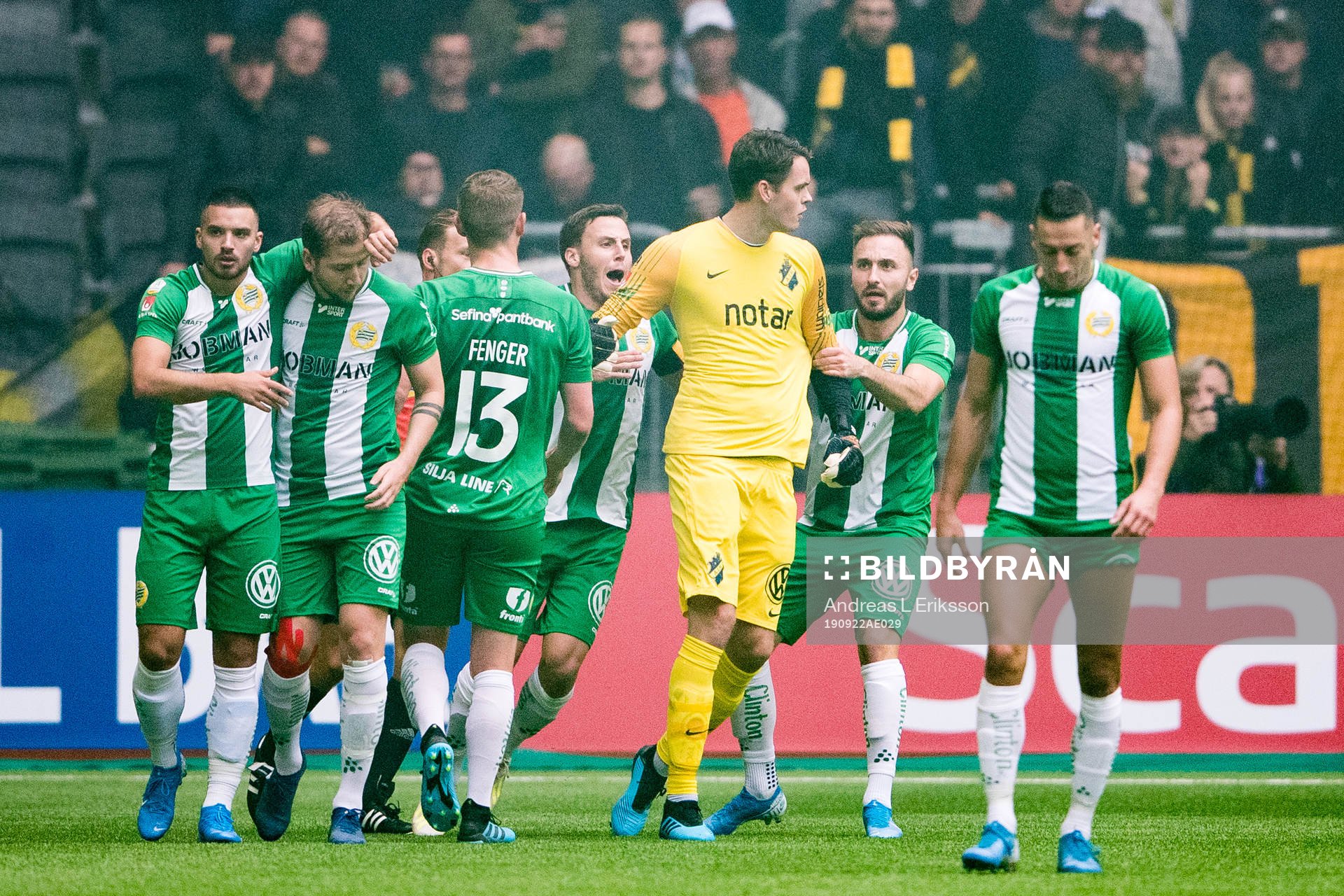 s målvakt Oscar Linnér  reagerar när Hammarbys spelare
