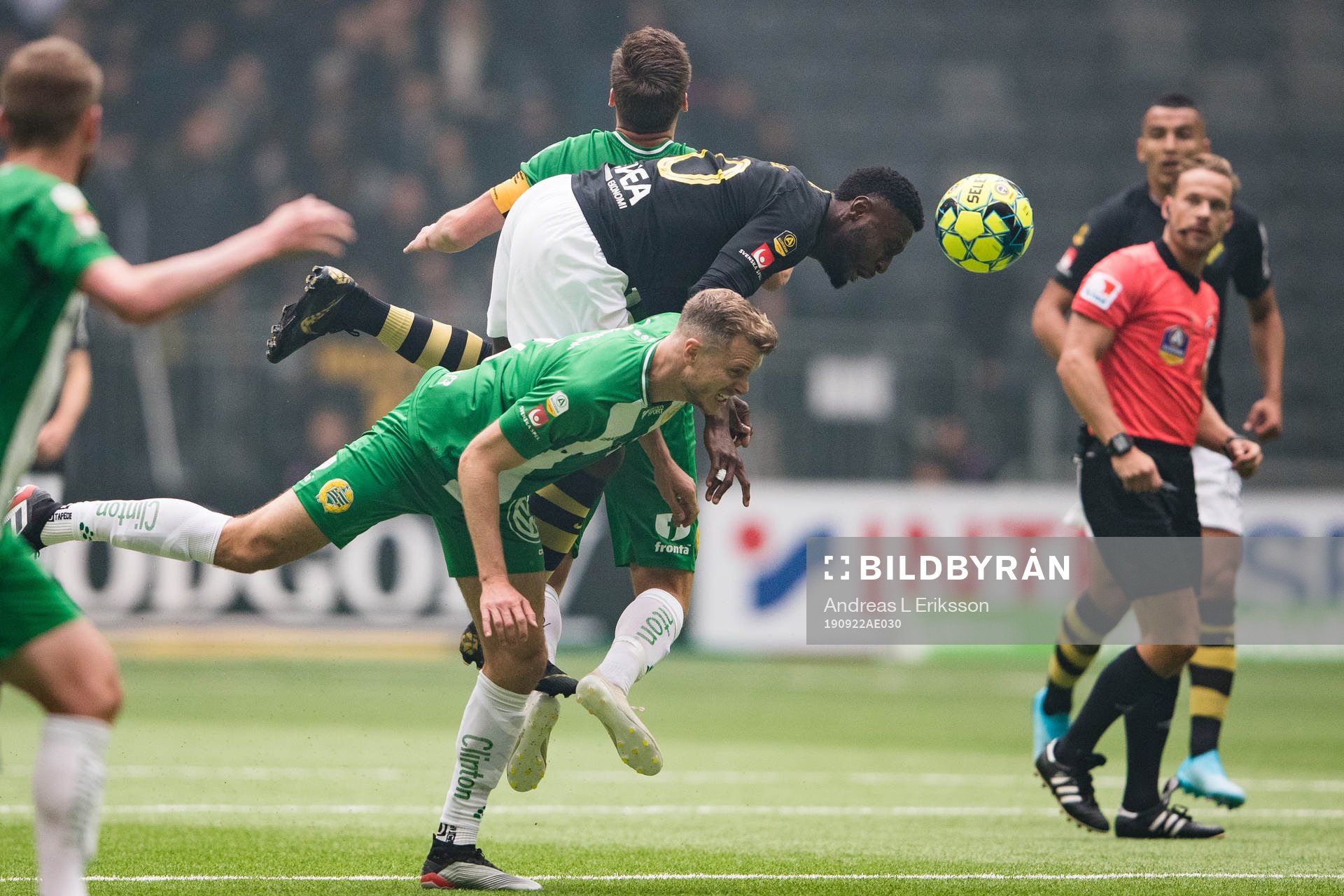 s Chinedu Obasi i en nickduell med Hammarbys Jeppe Andersen