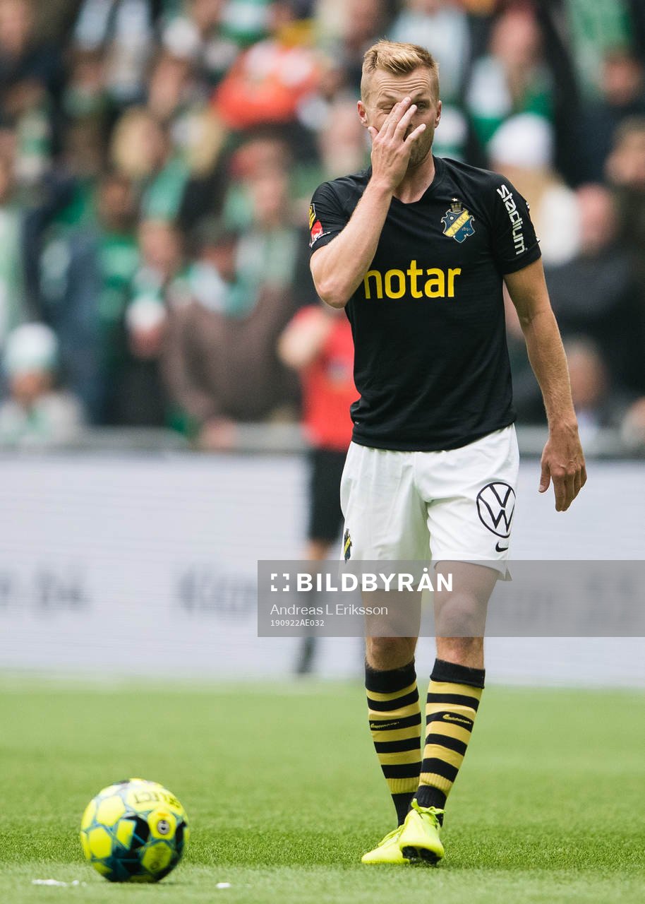 s Sebastian Larsson innan en frispark