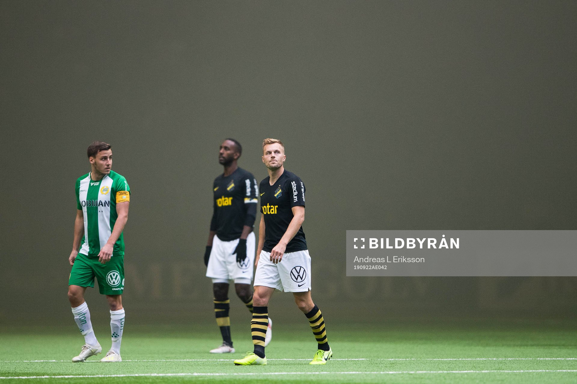 s Henok Goitom och Sebastian Larsson när matchen bryts på