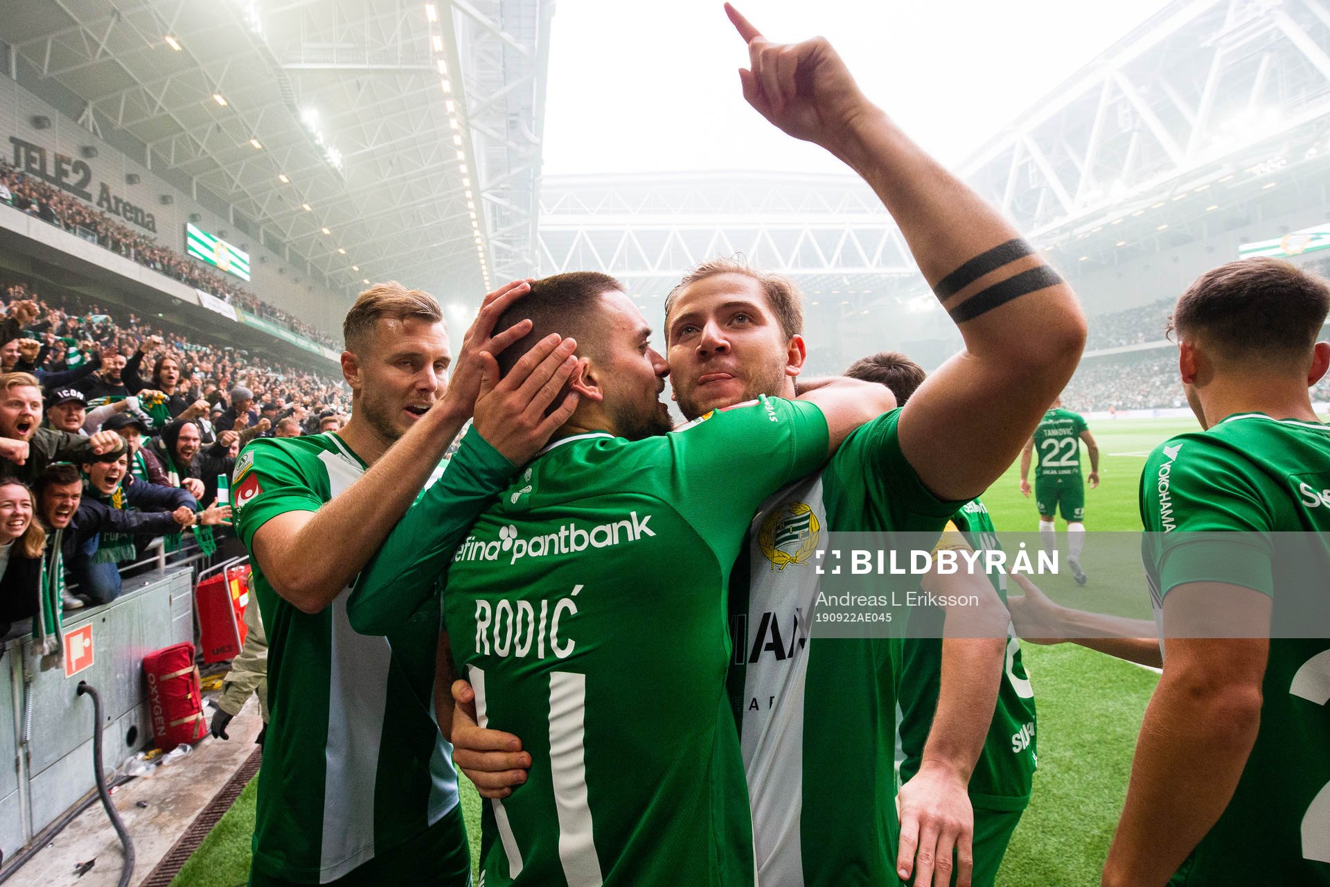 Hammarbys Vladimir Rodic jublar med Darijan Bojanic och