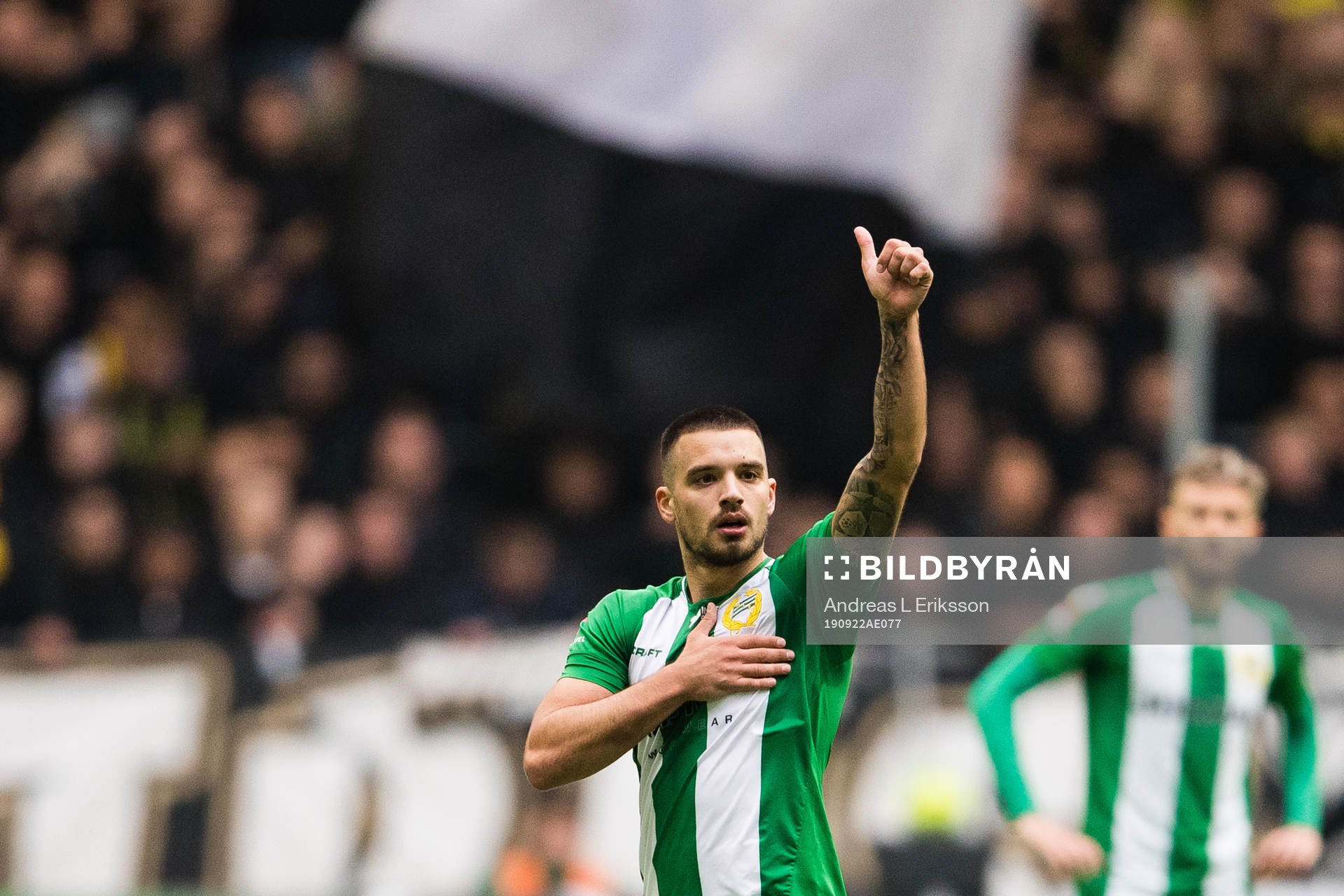 Hammarbys Vladimir Rodic tackar publiken när han byts ut under fotbollsmatchen i Allsvenskan mellan Hammarby och AIK den 22 september 2019 i Stockholm. 