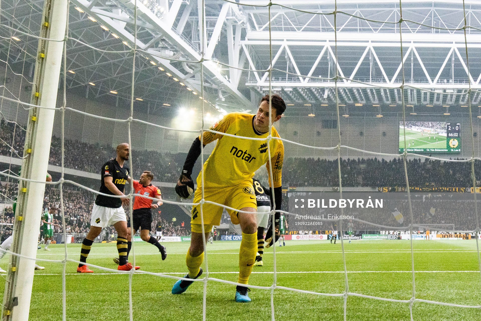 s målvakt Oscar Linnér deppar
