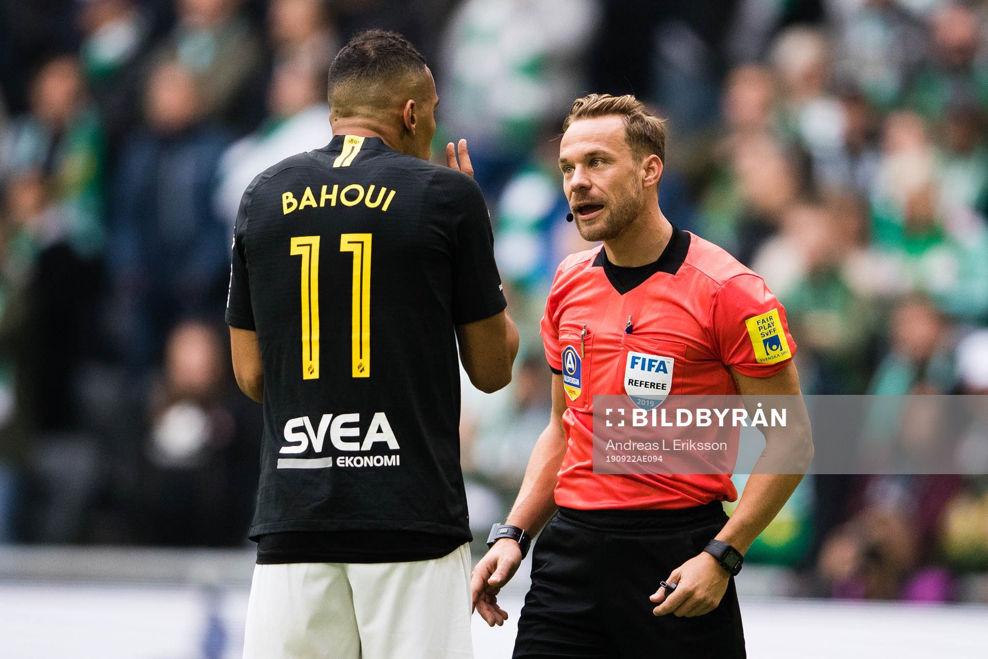 s Nabil Bahoui talar med domare Kristoffer Karlsson