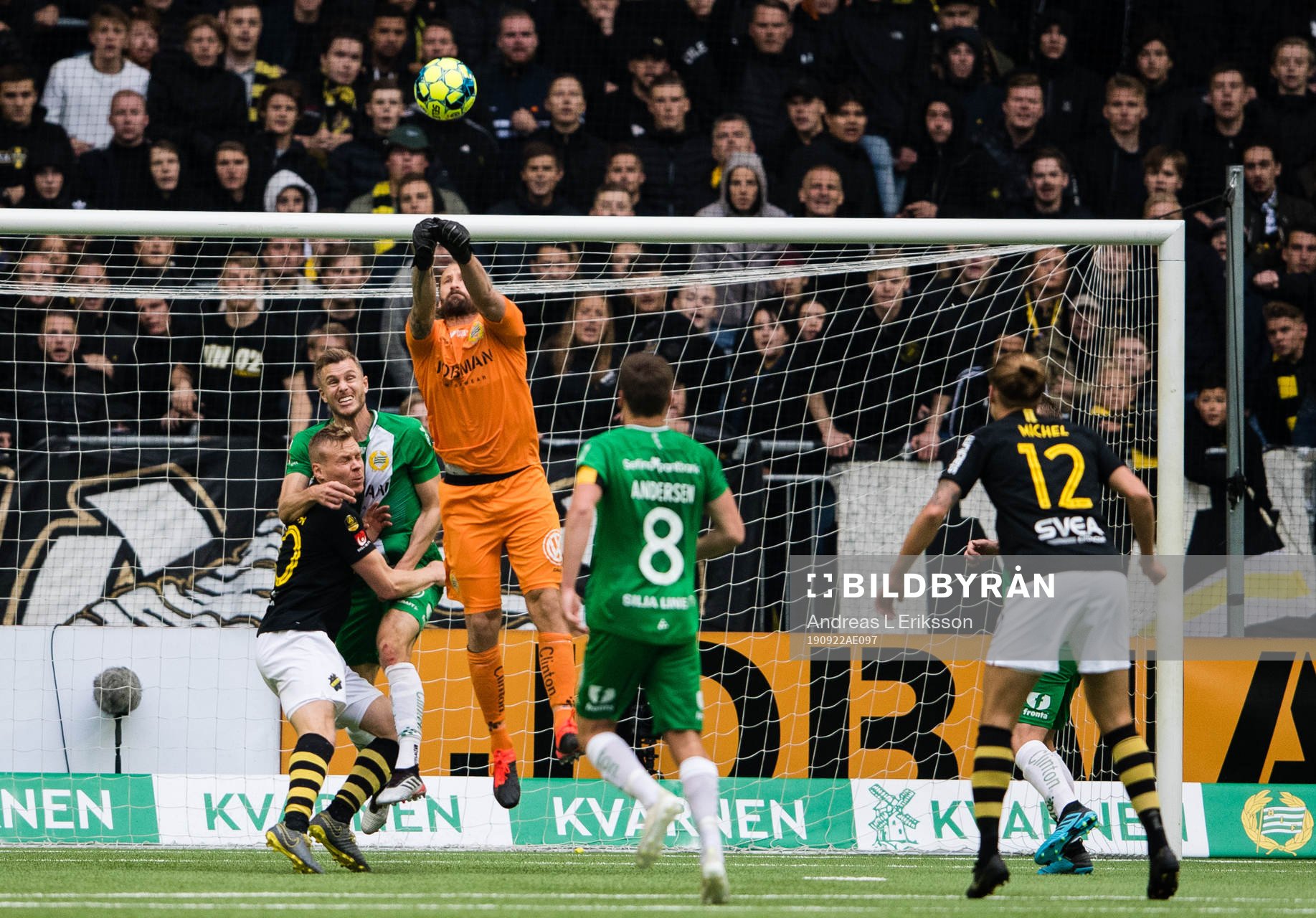 Hammarbys målvakt Johan Wiland boxar undan bollen