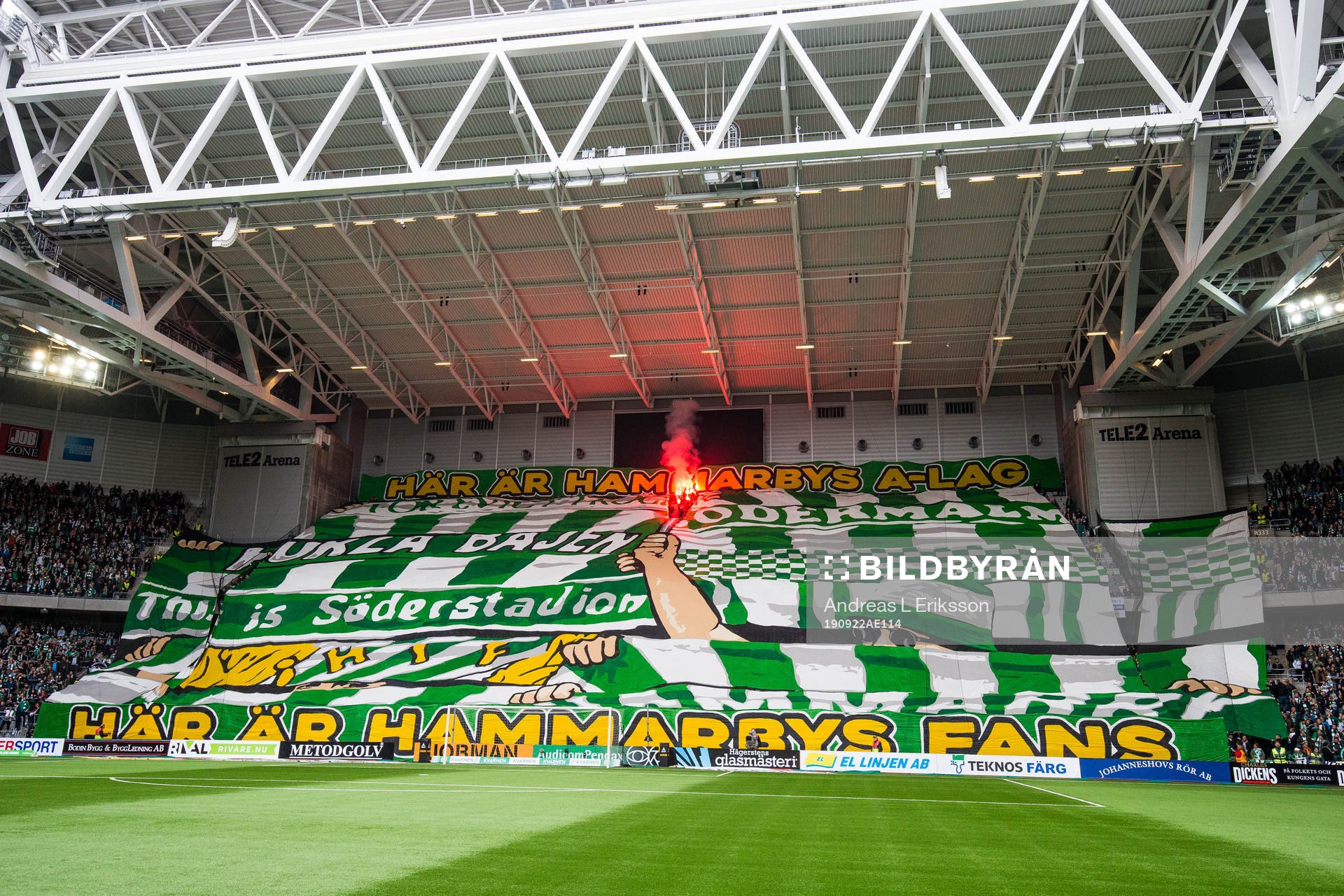 Hammarbys supportrar med ett TIFO innan fotbollsmatchen i