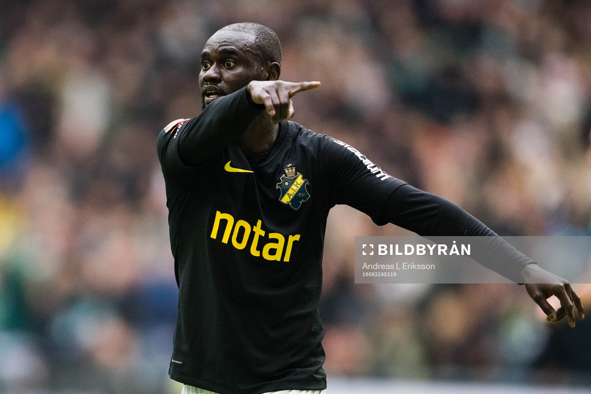 s Enoch Kofi Adu gestikulerar