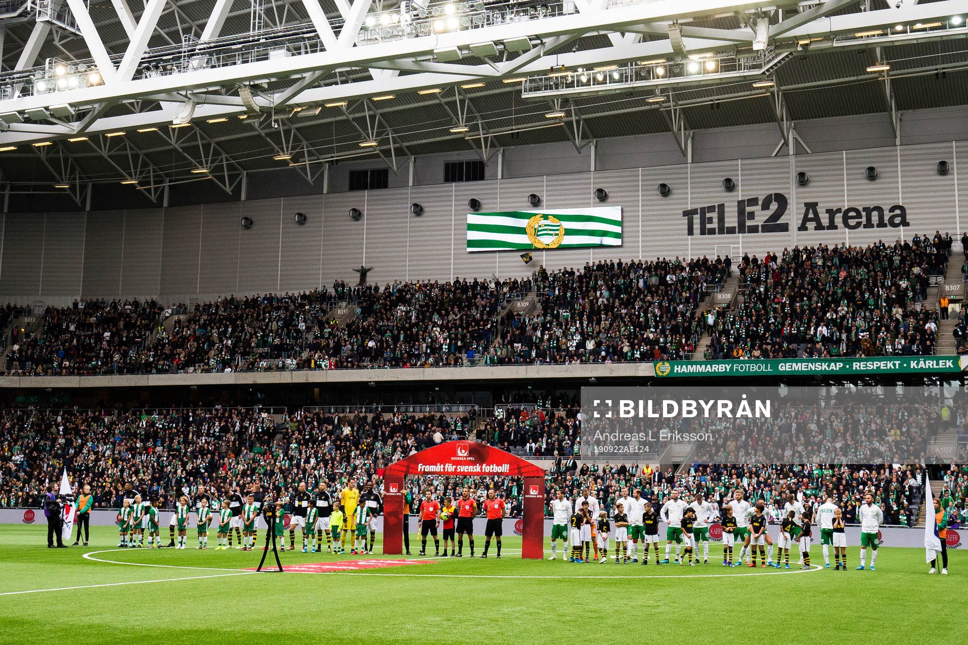 s och Hammarbys spelare ställer upp sig innnan