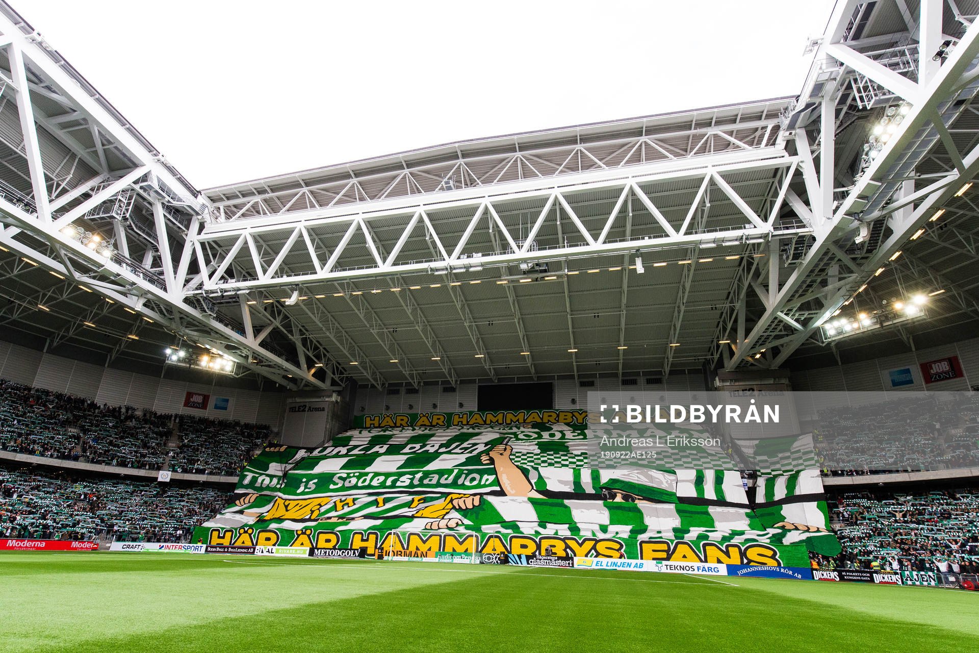 Hammarbys supportrar med ett TIFO innan fotbollsmatchen i