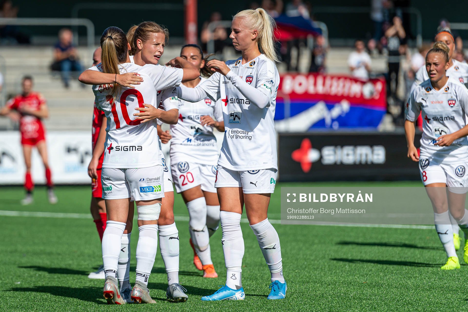Rosengårds Anna Anvegård jublar med lagkamrater