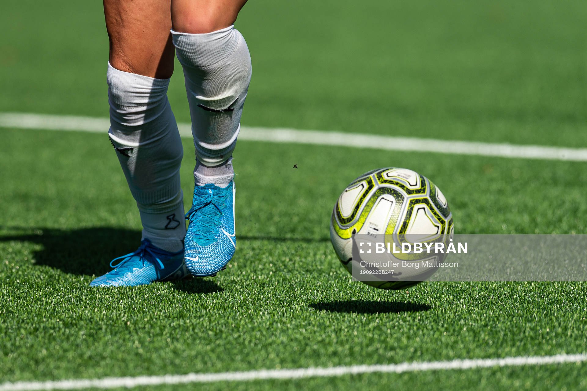 En spelare springer med en fotboll