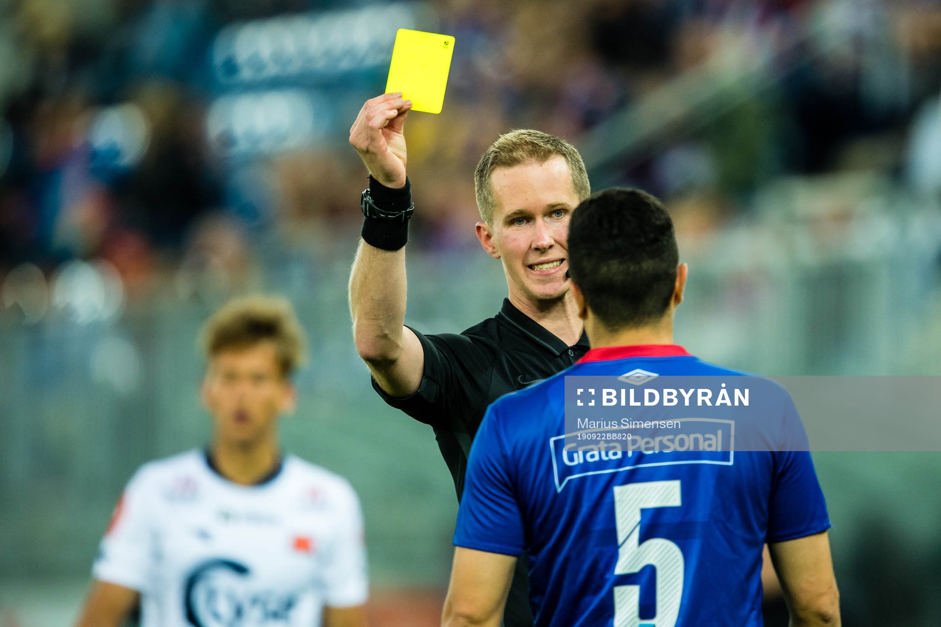 Kristoffer Hagenes, referee, gives Efrain Juarez Valdez of Vålerenga a yellow card during the Eliteserien match between Vålerenga and Viking on September 22, 2019 in Oslo.