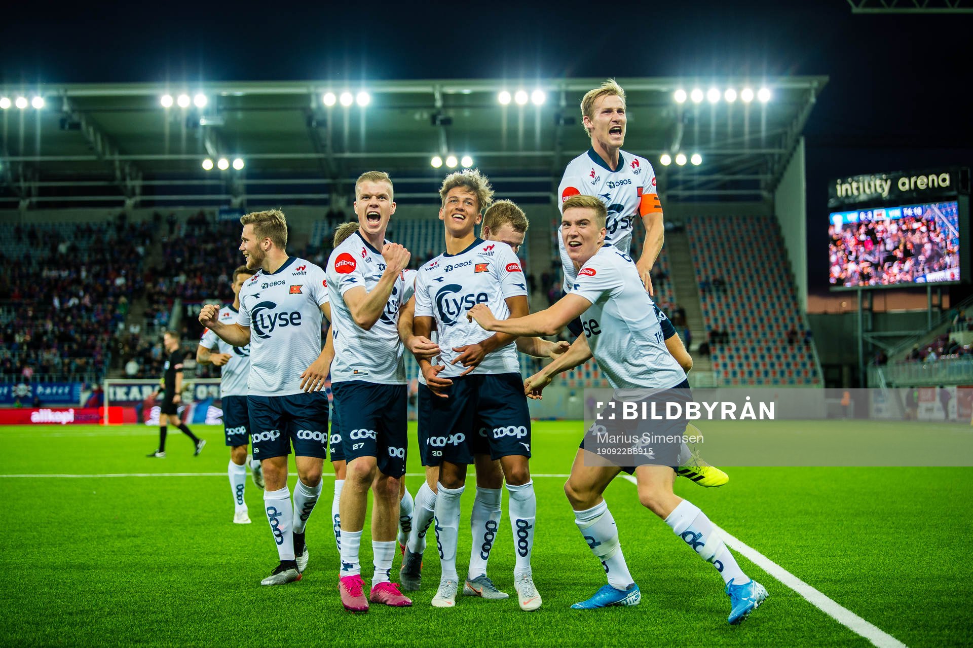 Adrian Nilsen Pereira of Viking celebrates with teammates
