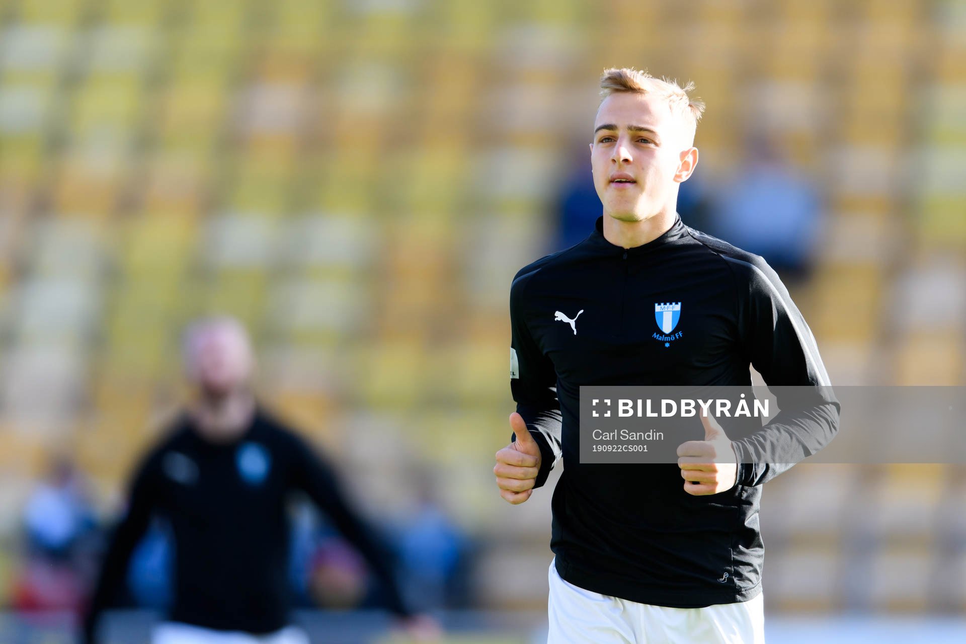 Malmö FFs Amel Mujanic värmer upp innan fotbollsmatchen i