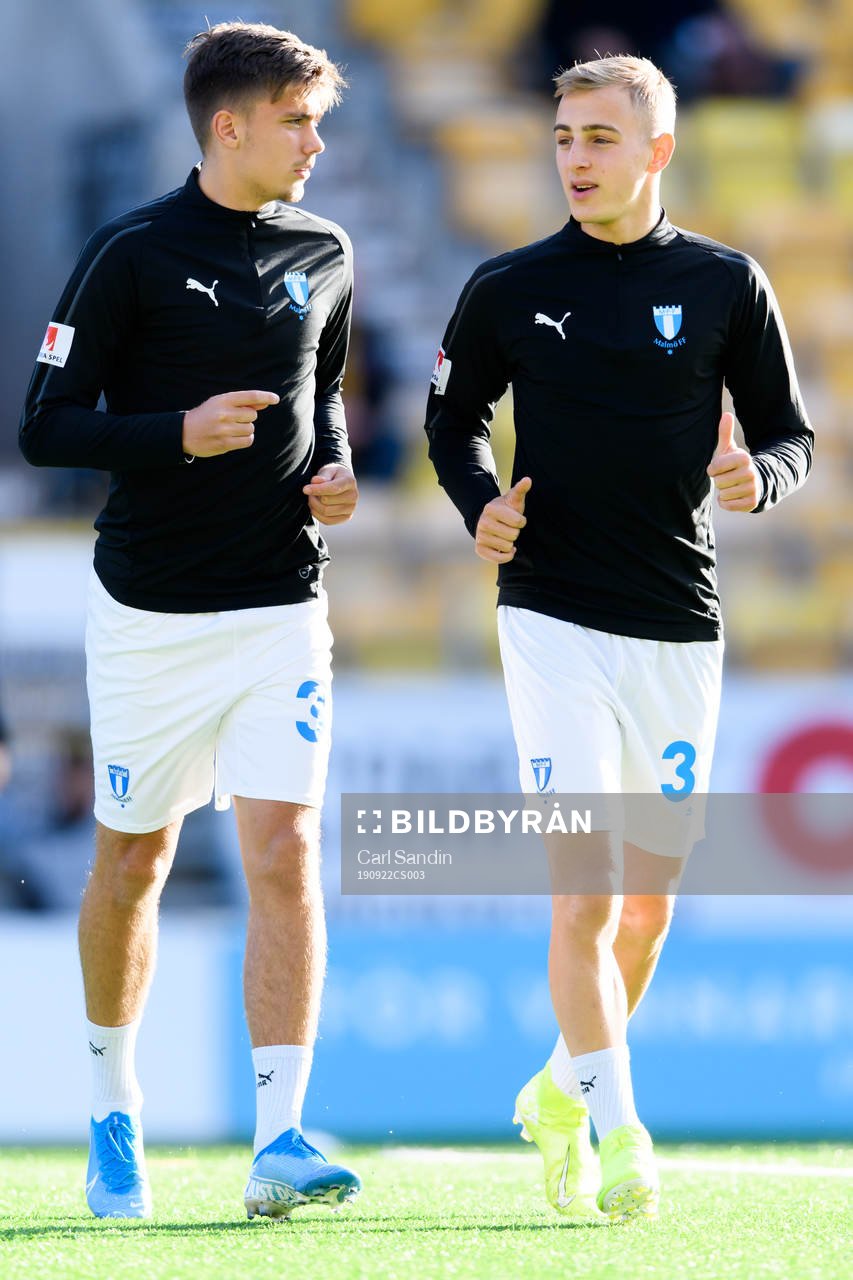 Malmö FFs Tim Prica och Amel Mujanic värmer upp innan