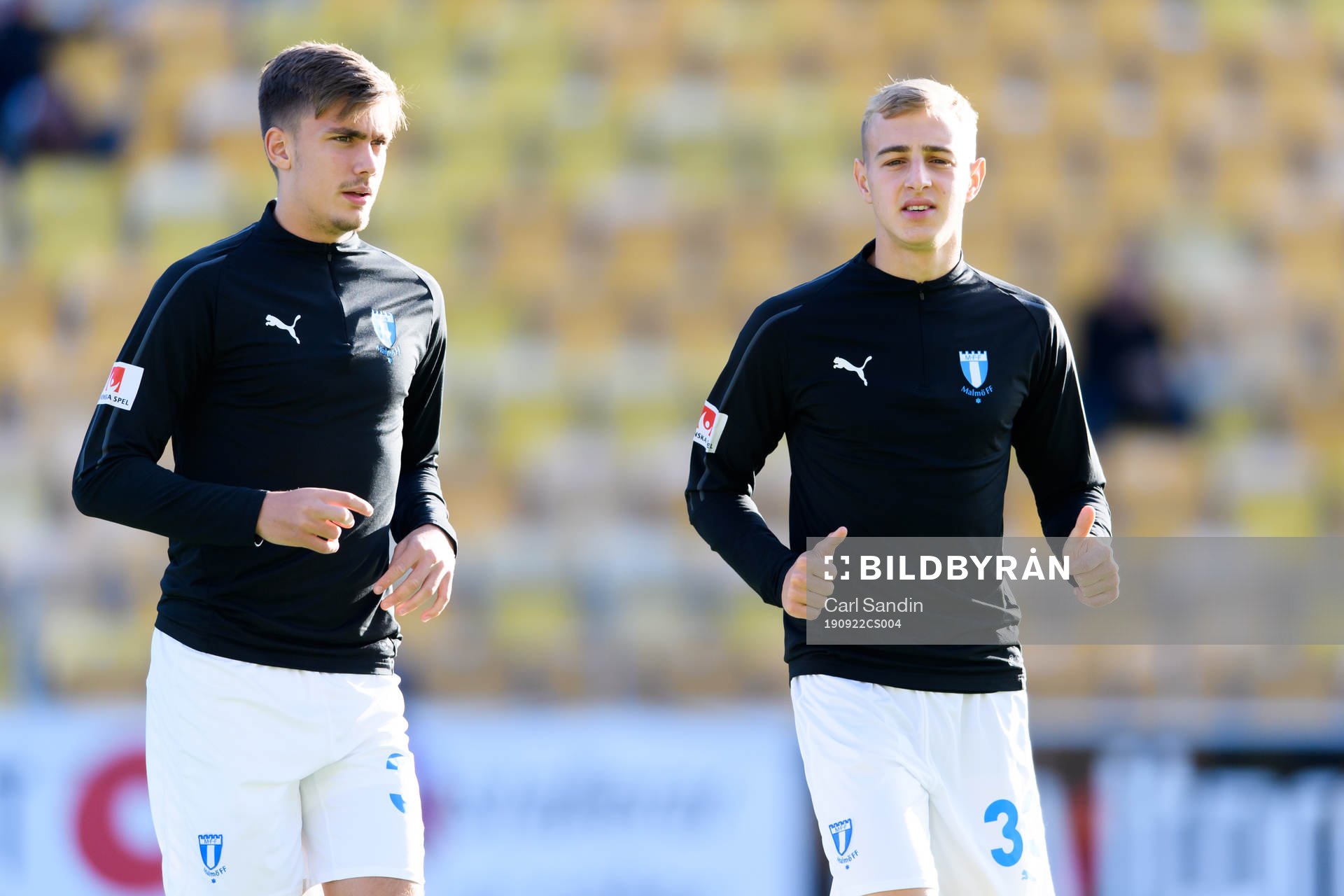 Malmö FFs Tim Prica och Amel Mujanic värmer upp innan