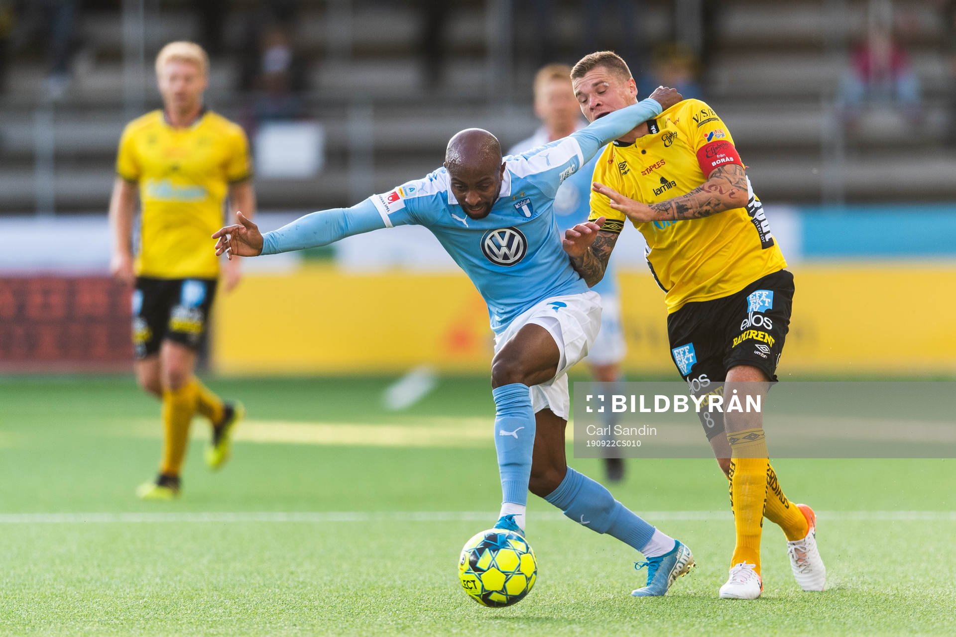Malmö FFs Fouad Bachirou och Elfsborgs Samuel Holmén i kamp om bollen under fotbollsmatchen i Allsvenskan mellan Elfsborg och Malmö FF den 22 september 2019 i Borås.