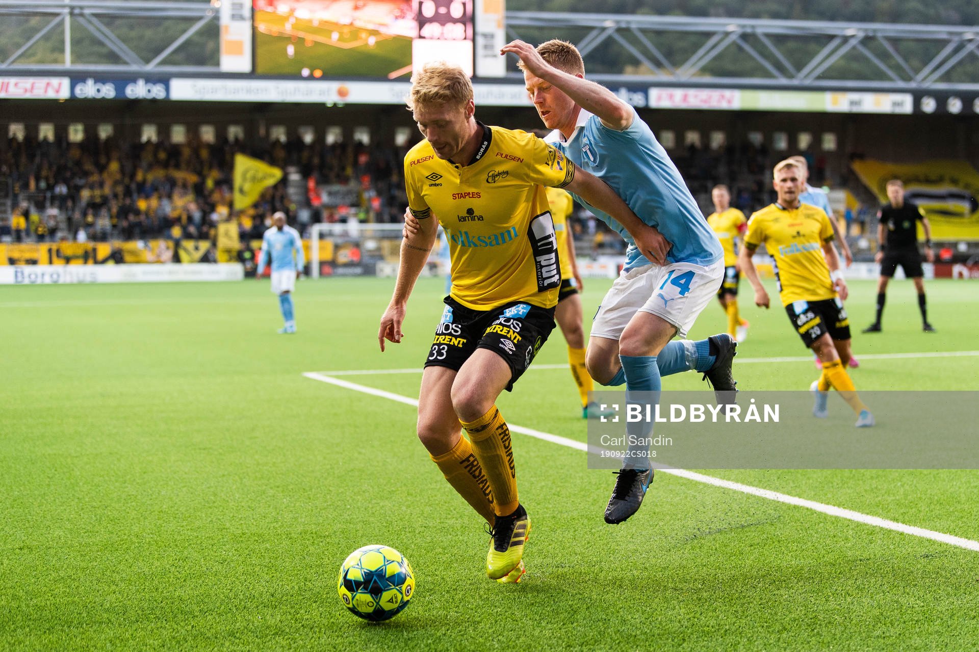 Elfsborgs Sivert Heltne Nilsen och Malmö FFs Anders Christiansen i kamp om bollen under fotbollsmatchen i Allsvenskan mellan Elfsborg och Malmö FF den 22 september 2019 i Borås.