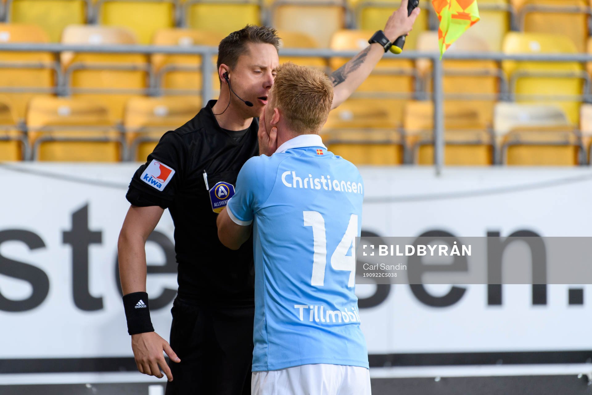 Malmö FFs Anders Christiansen reagerar mot linjedomaren