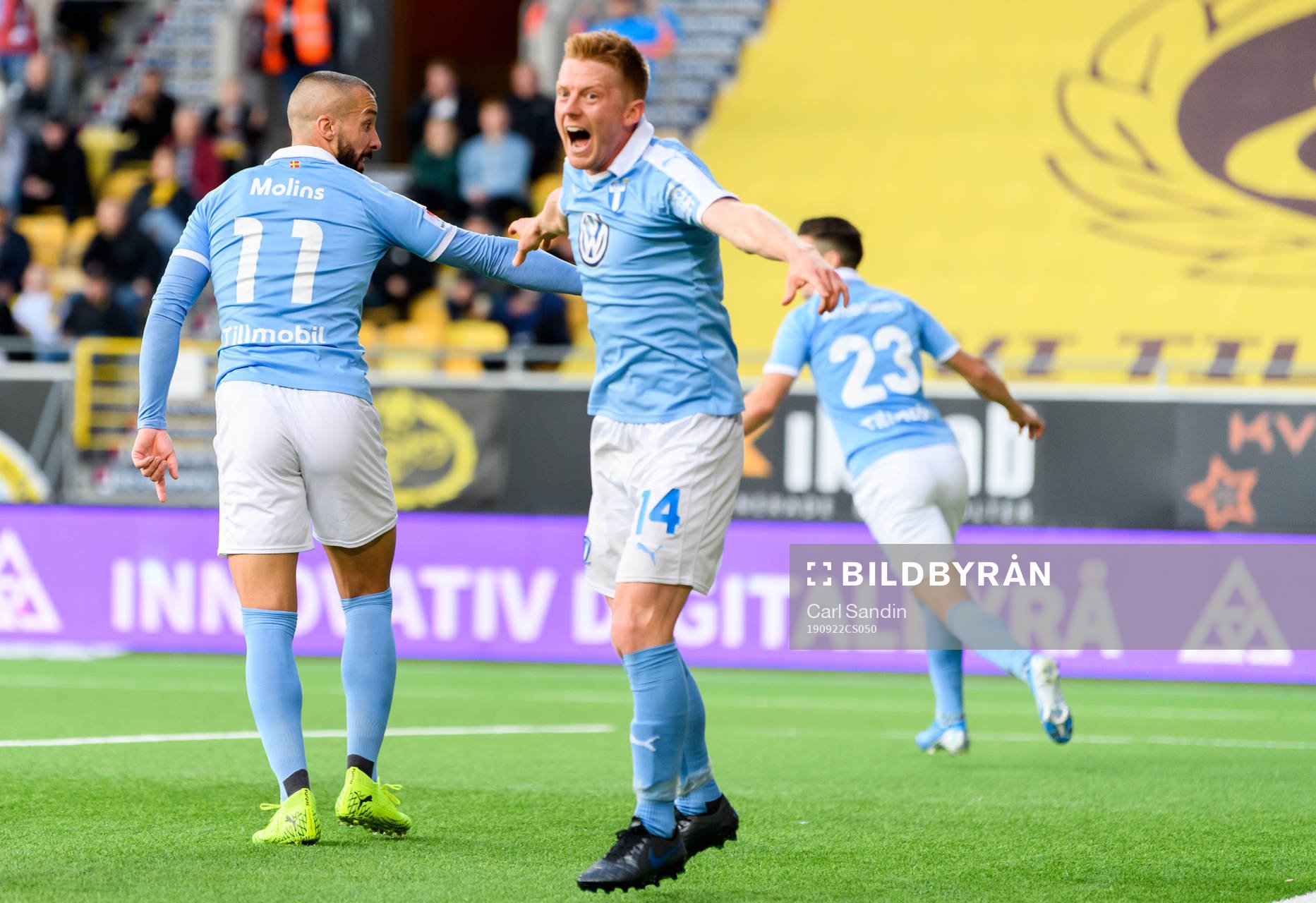 Malmö FFs Guillermo Molins pekar mot bollen