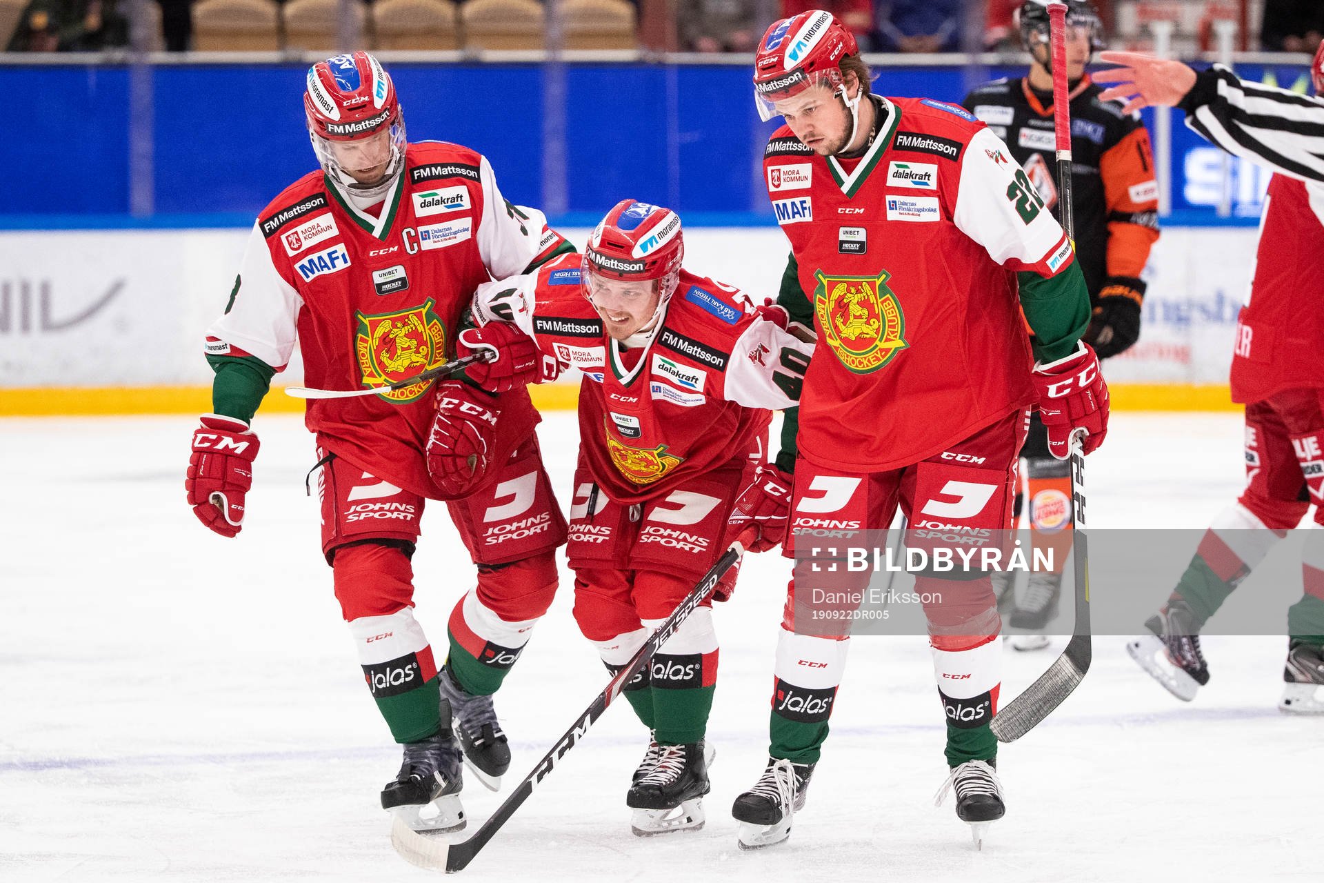 Moras Jesper Ylivainio får hjälp av isen av Moras Adam