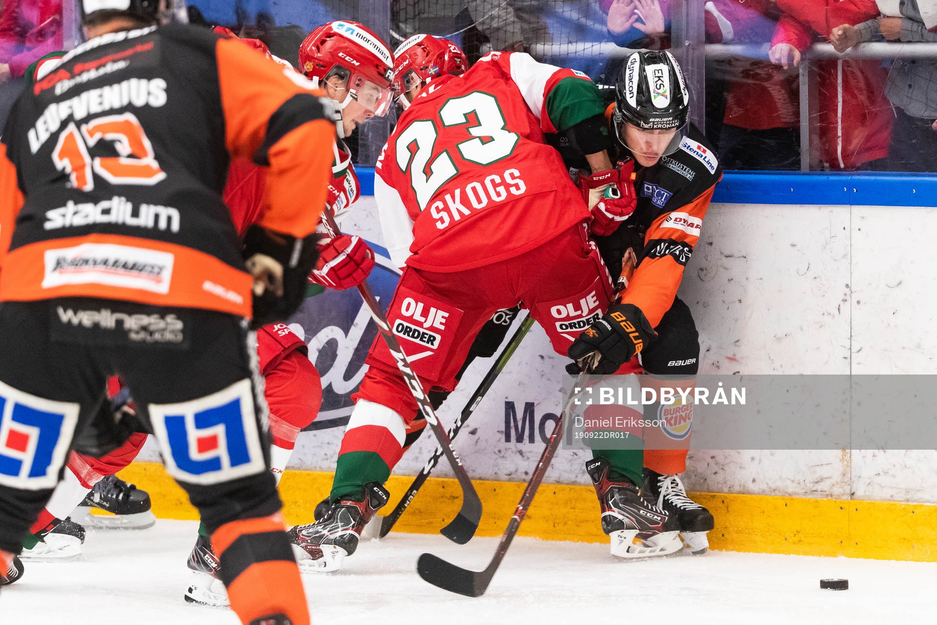 Moras Tomas Skogs och Karlskronas Hampus Karlsson i kamp om