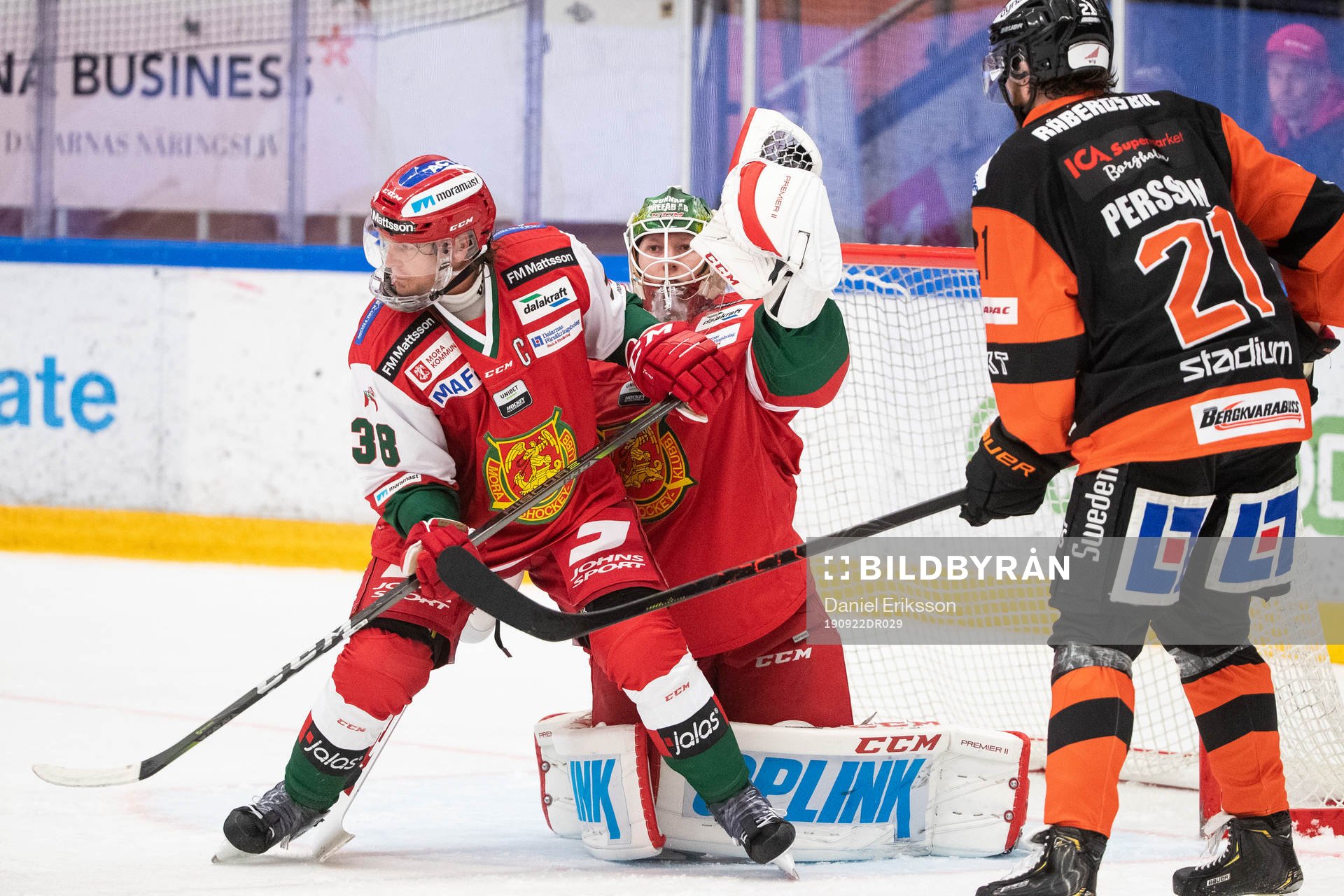Moras Adam Massuhr och målvakt Isak Wallin och Karlskronas