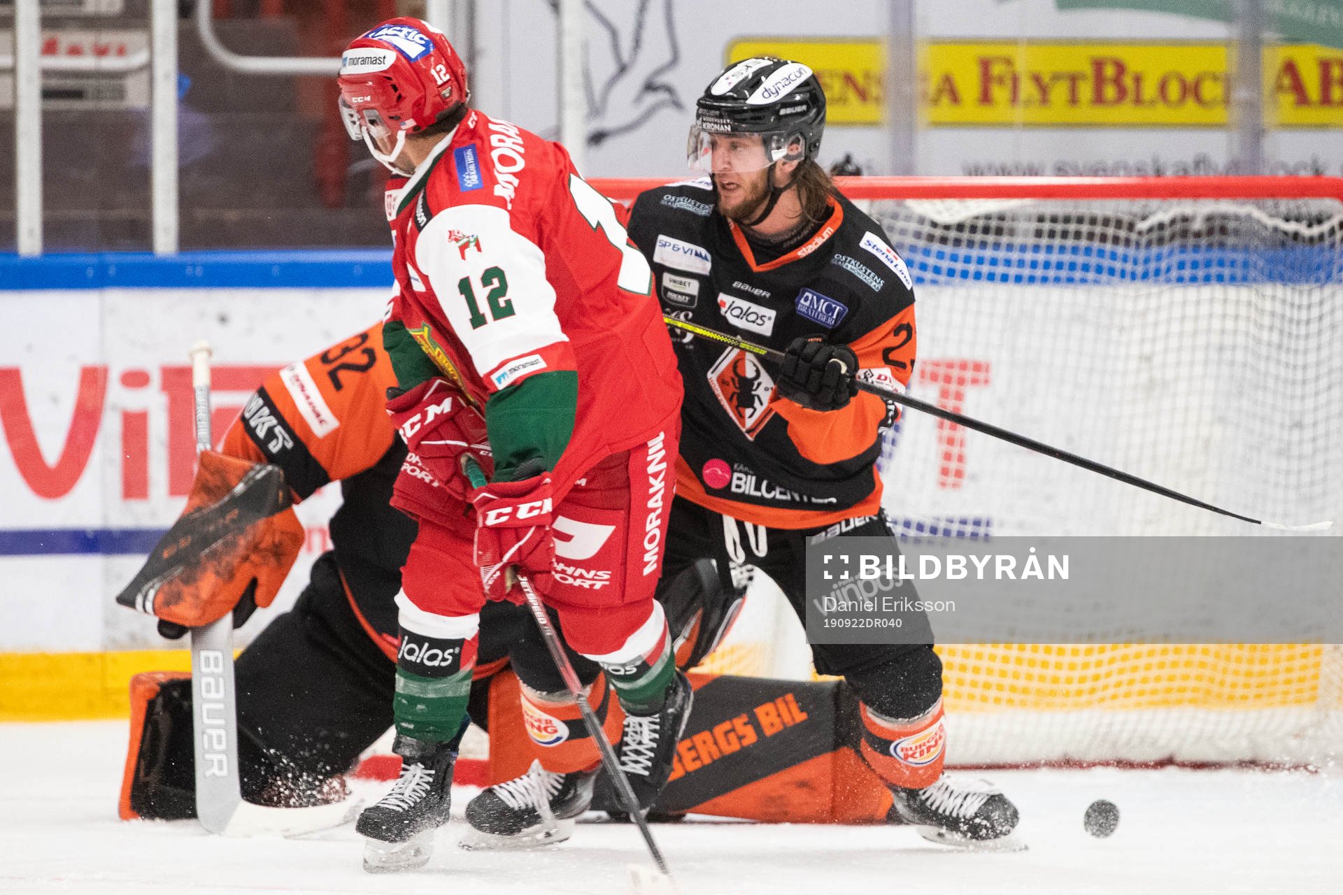 Moras David Goodwin och Karlskronas Dylan Zink framför