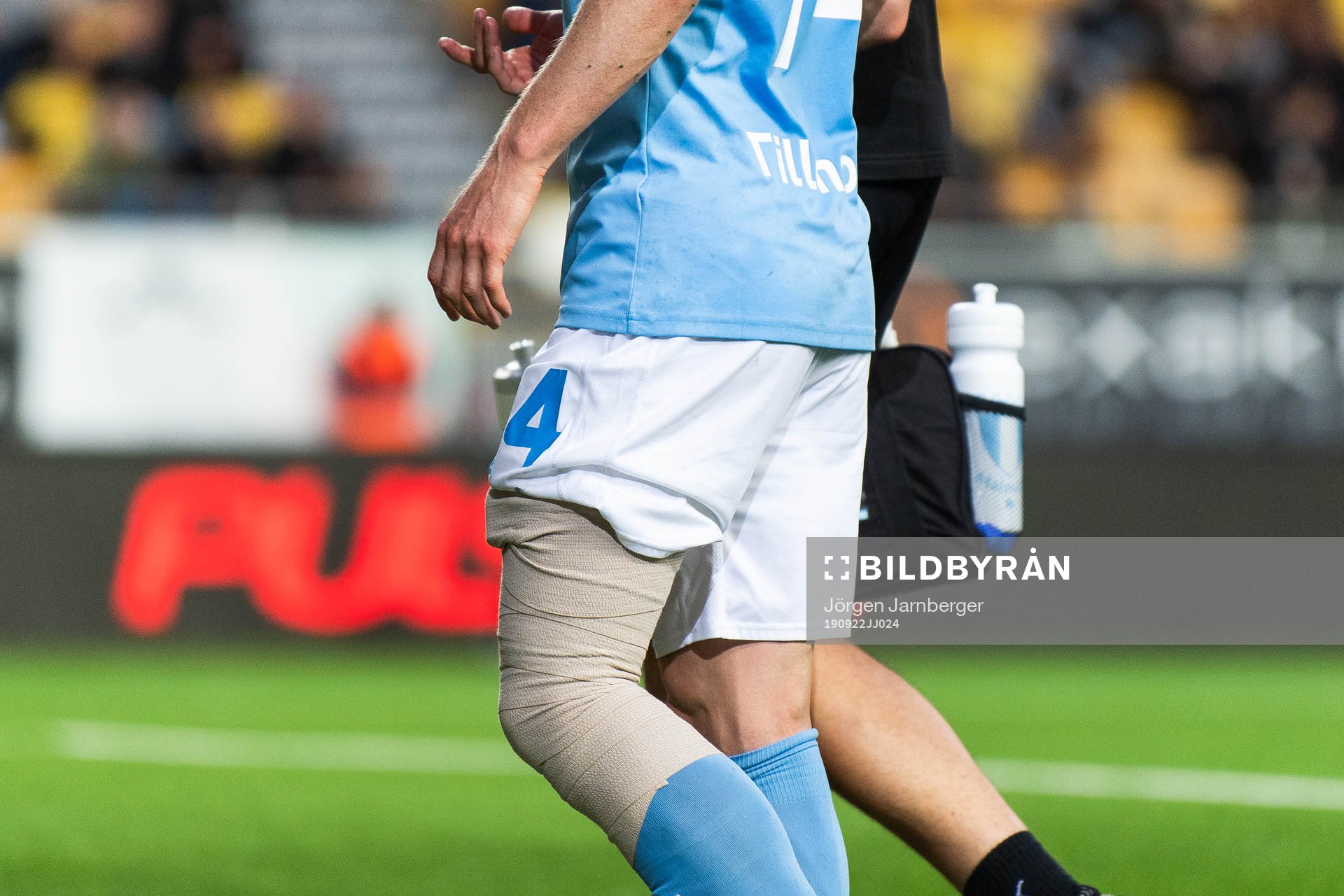 Malmö FFs Anders Christiansen med lindat knä lämnar plan