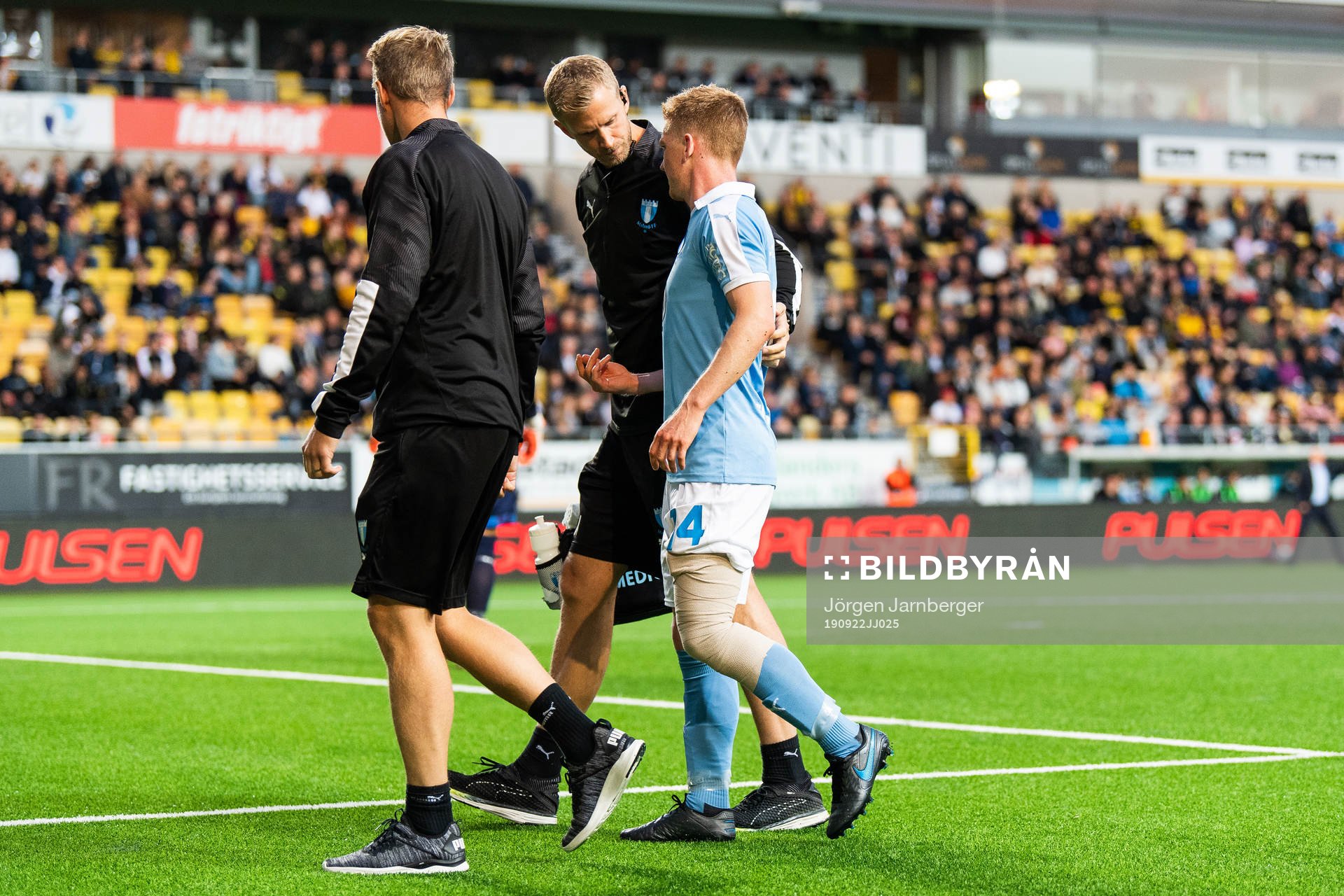 Malmö FFs Anders Christiansen med lindat knä lämnar plan skadad under fotbollsmatchen i Allsvenskan mellan Elfsborg och Malmö FF den 22 september 2019 i Borås.