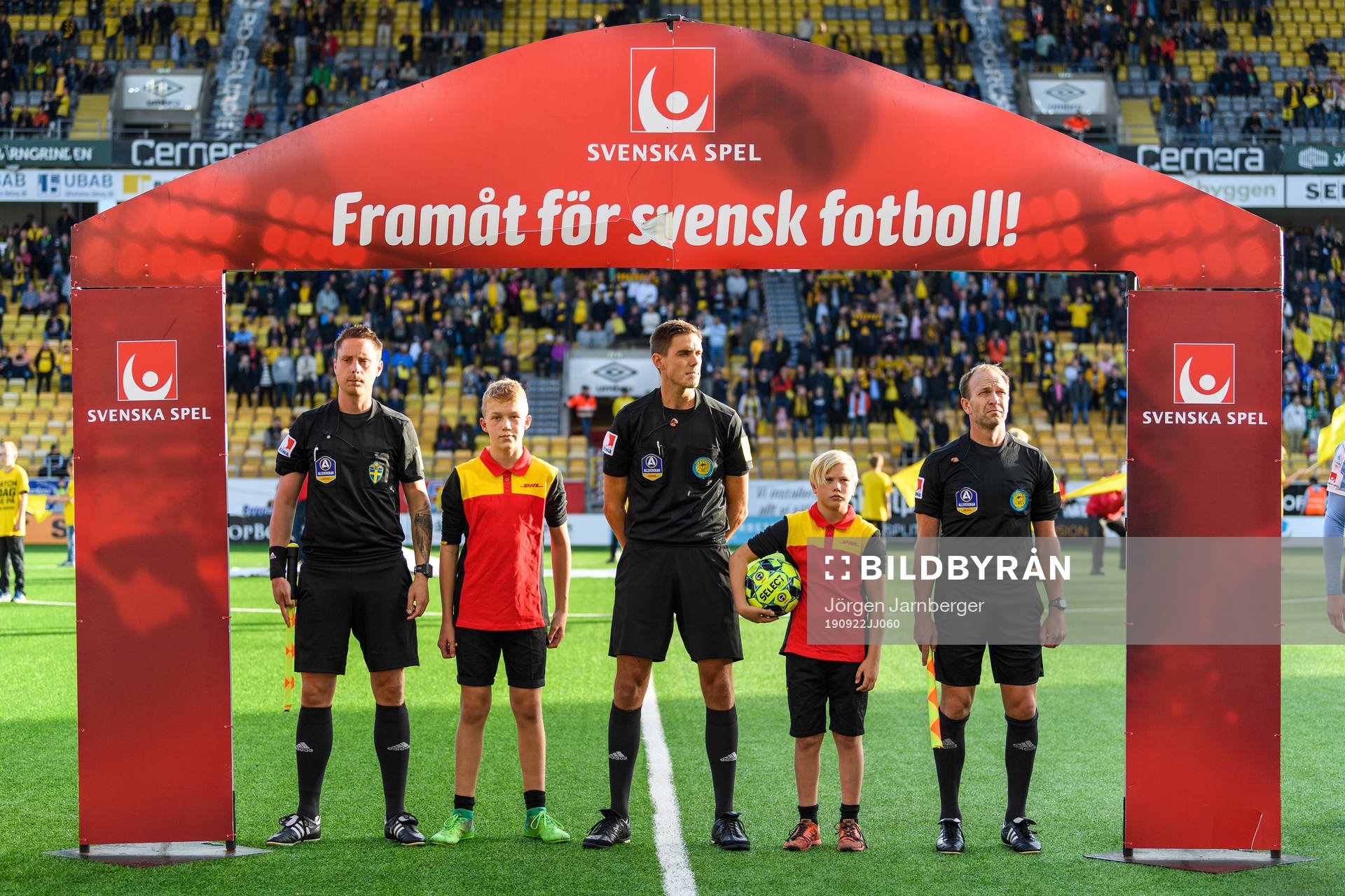 Domare Magnus Lindgren med assisterande domarna Fredrik