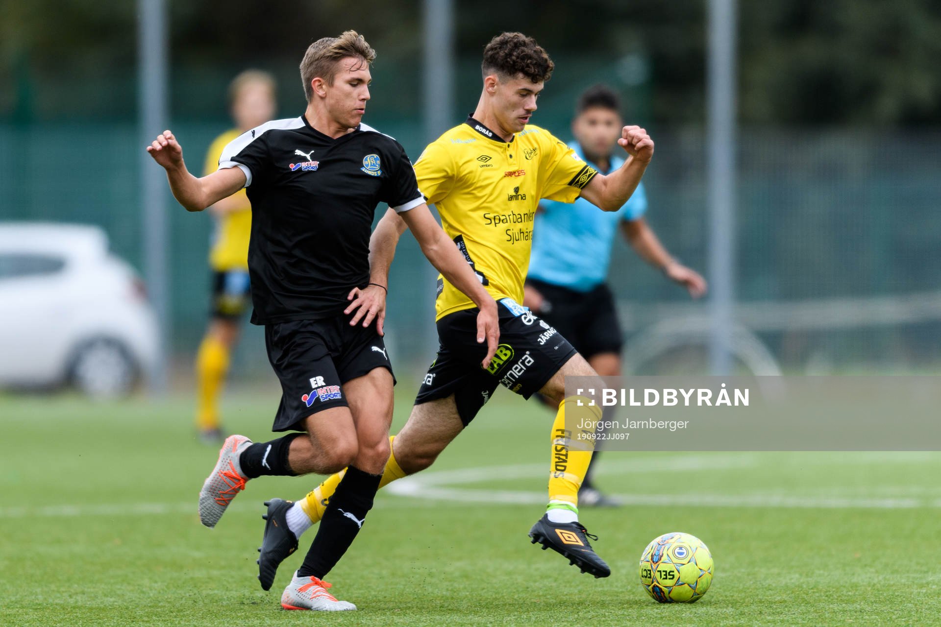 Lunds Elliot Rämmal och Elfsborgs Endrit Kutllovci under fotbollsmatchen i U17 Allsvenskan mellan Elfsborg och Lunds BK den 22 september 2019 i Borås.