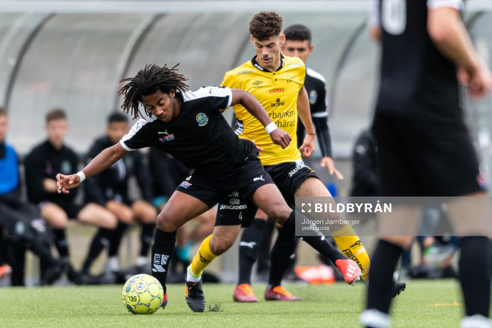 Lunds Naol Iljara Isaksson och Elfsborgs Endrit Kutllovci under fotbollsmatchen i U17 Allsvenskan mellan Elfsborg och Lunds BK den 22 september 2019 i Borås.