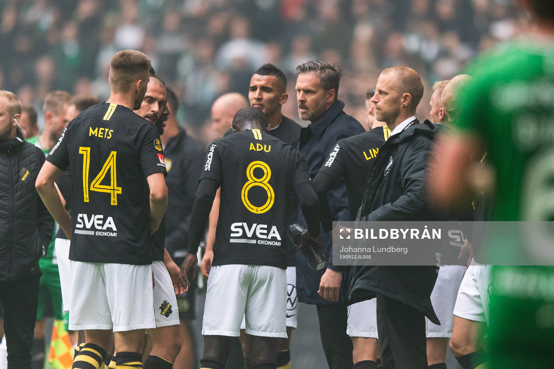 s tränare Rikard Norling samlar spelarna