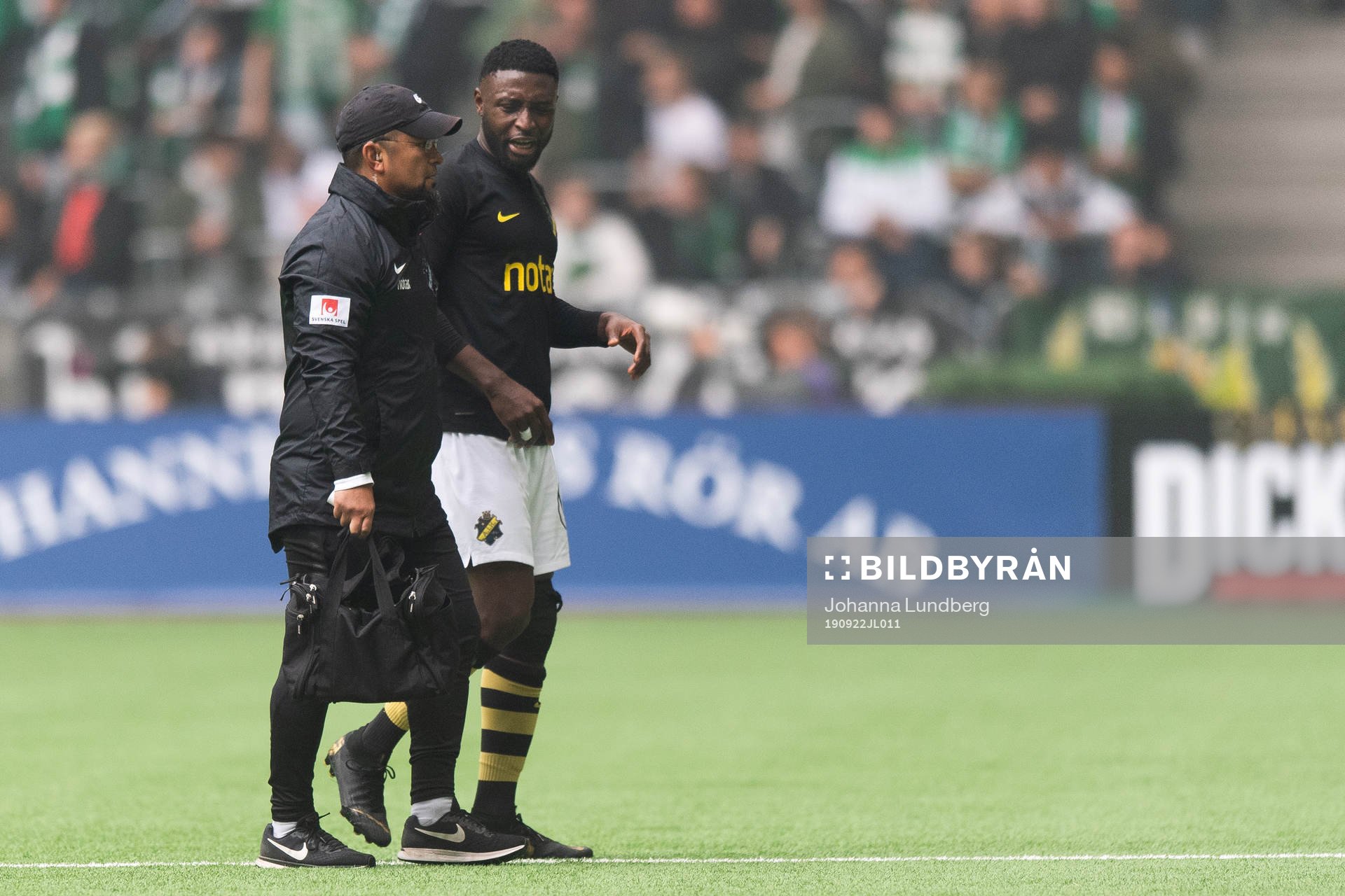 s Chinedu Obasi får hjällp av plan