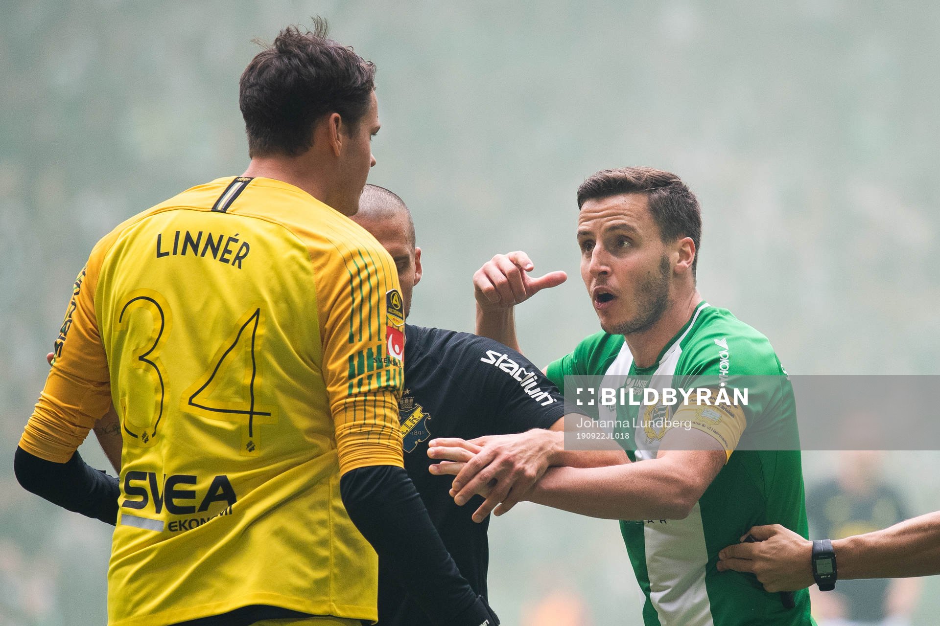 s målvakt Oscar Linnér reagerar mot Jeppe Andersen