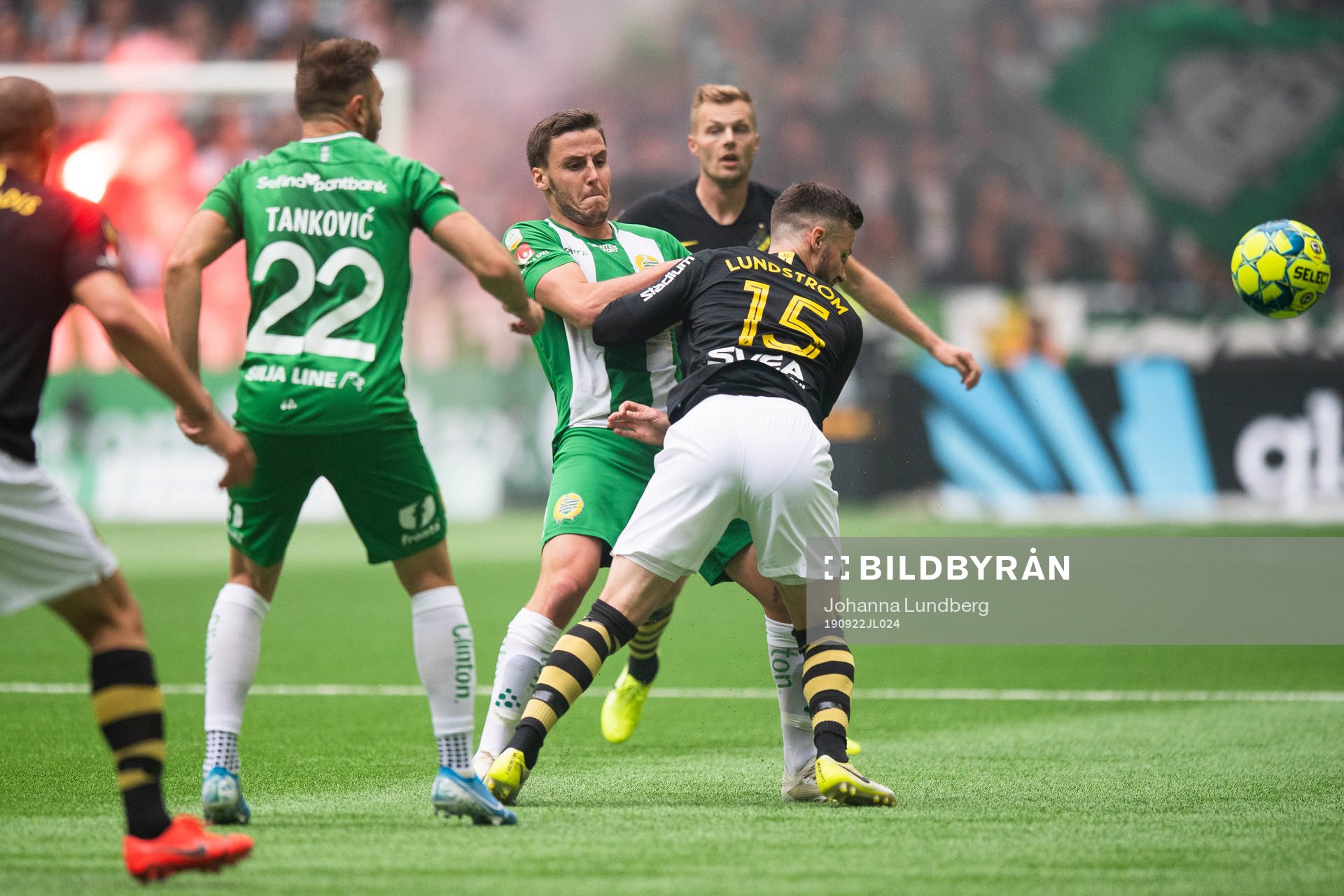 Hammarbys Jeppe Andersen i kamp om bollen med AIK:s Robert Lundström under fotbollsmatchen i Allsvenskan mellan Hammarby och AIK den 22 september 2019 i Stockholm.