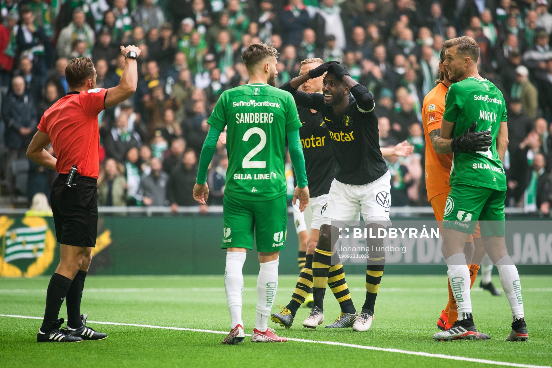s Henok Goitom reagerar mot domare Kristoffer Karlsson