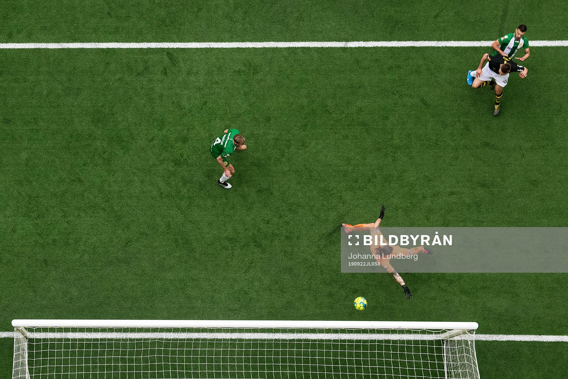 s Karol Mets gör 2-1 bakom Hammarbys målvakt Johan Wiland
