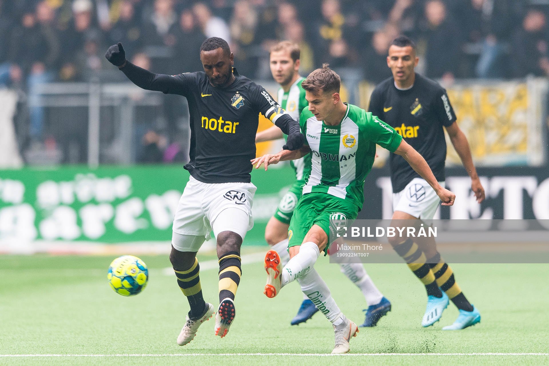 s Henok Goitom i kamp om bollen med Hammarbys Alexander