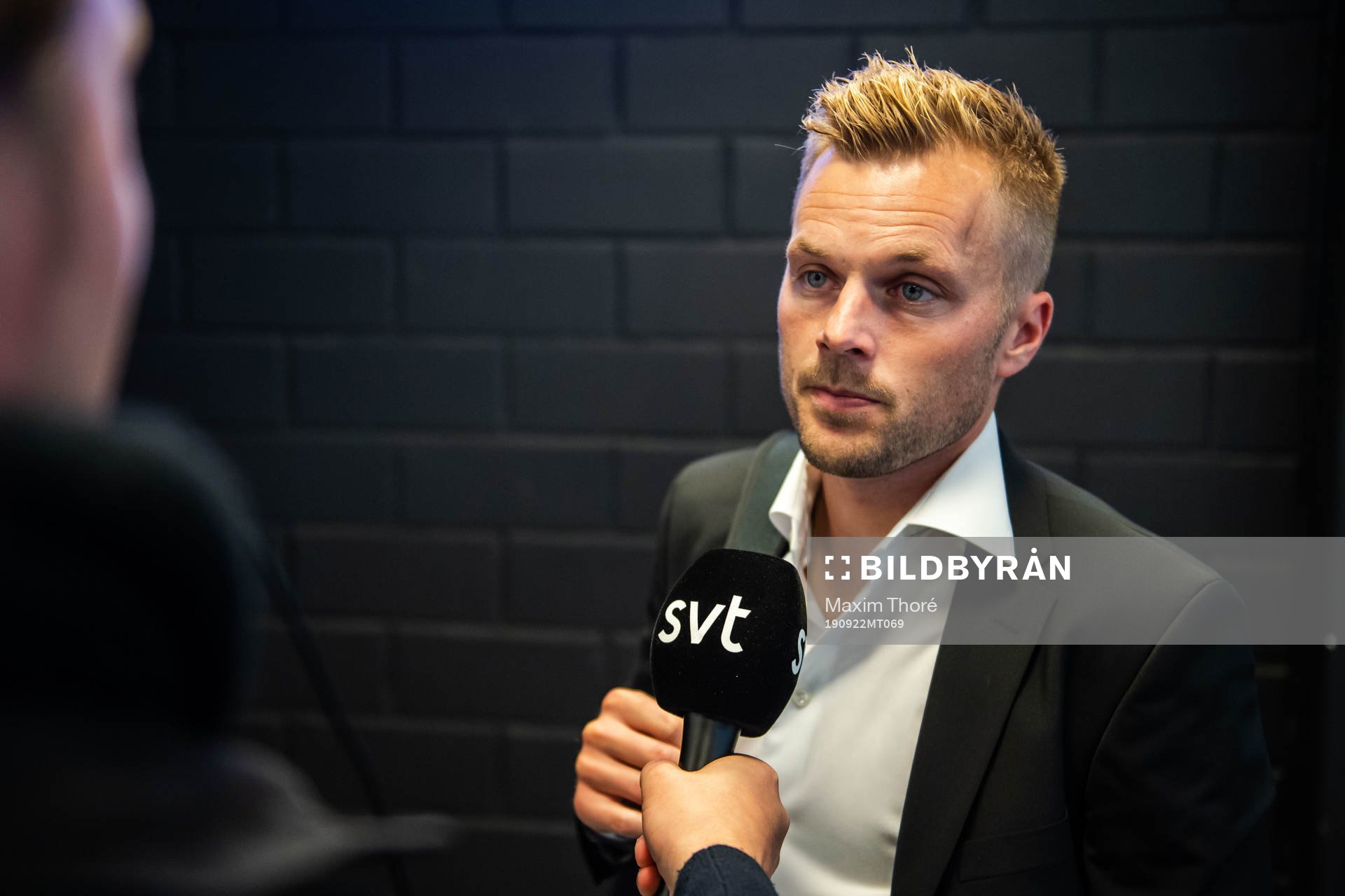 s Sebastian Larsson i mixed zone